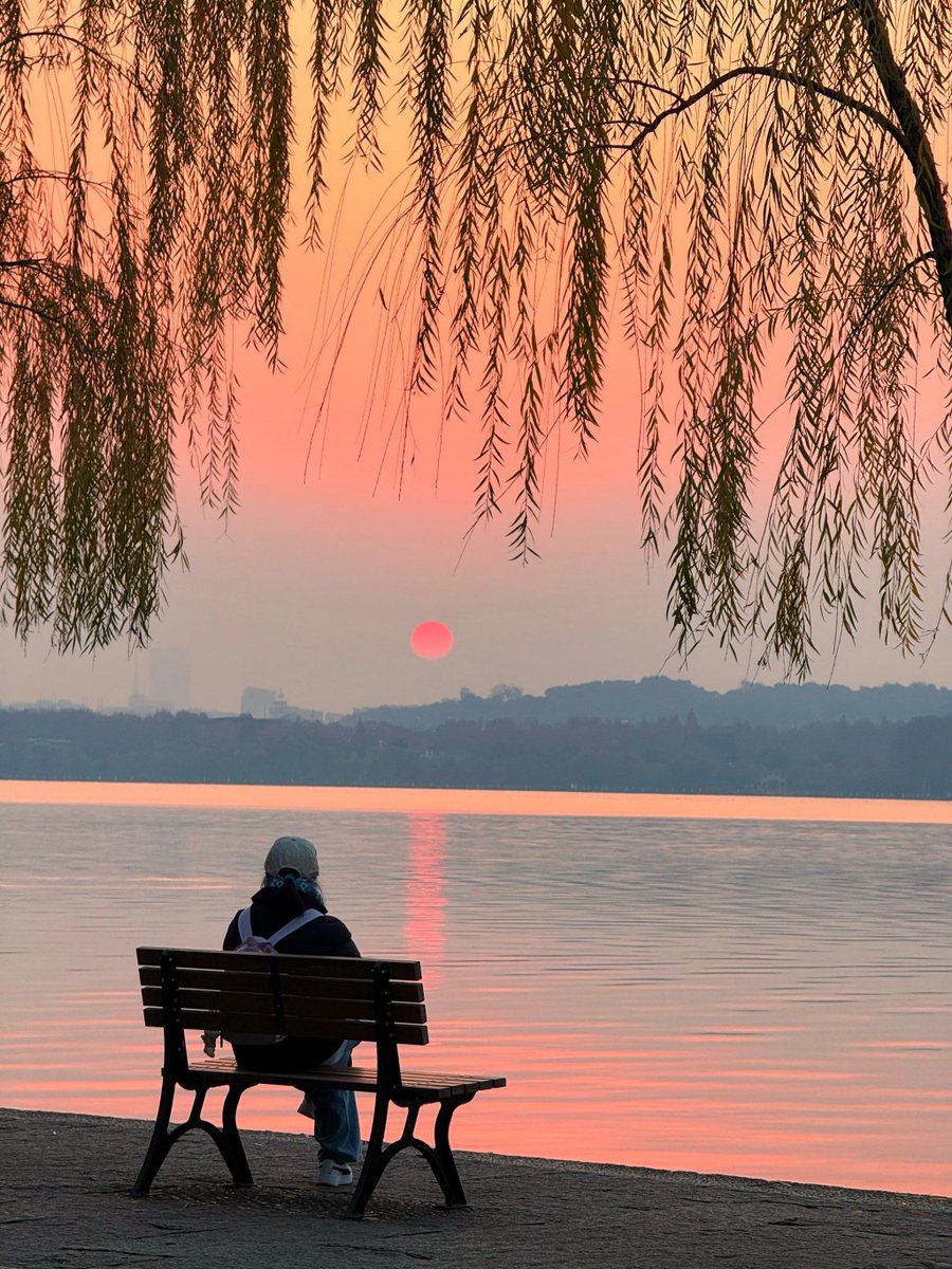 mson4158's tweet photo. Join our Photography Club this Saturday for a sunset shoot at West Lake! Capture golden hour vibes and make new friends—sign up via our club page now! https://t.co/zoGD94B2pc