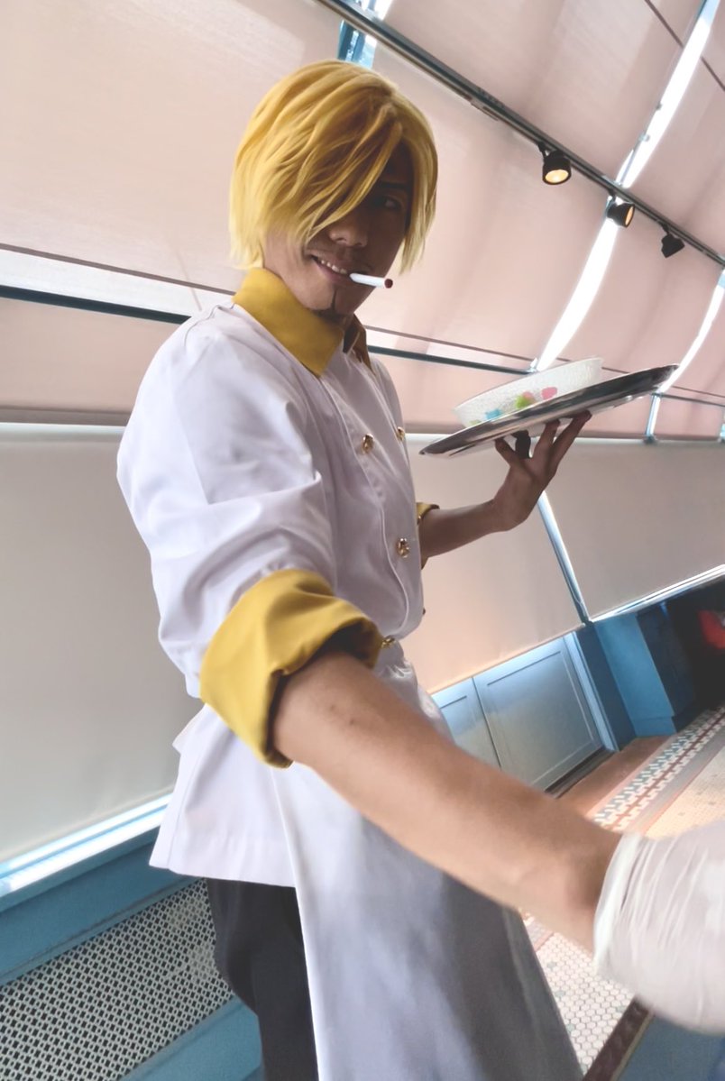 funPshift's tweet photo. 2022/7/11 #サンジの海賊レストラン
大人気で予約が大変だけど、また会いたいサンジシェフ🍽️
プレショでいつもの黒いスーツでグルグル蹴り回ったりメロメロアホしてるのも楽しいけど、レストランは衣装が違ったりキメキメでおもてなしが凄くてまた違った体験ができて最高でした✨
 #USJファン https://t.co/F8XODjJAHu