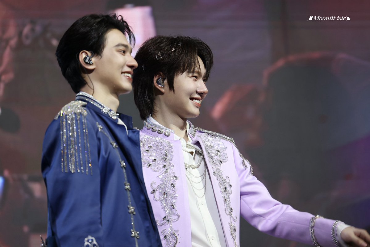 MoonlitIsle's tweet photo. After taking this set of pictures, I really feel that a very happy family of three🥺Mom and Dad watched the baby walk on the stage step by step. They were very happy and warm. It's really parental love.
#KengNampingㅤㅤㅤㅤ 
#OhAe https://t.co/OxHeMDwu3T