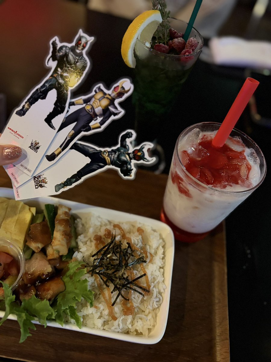 _kasimi's tweet photo. アギトにハマりすぎて全然関係ない友達をダイナーに連行し、限定メニュー手伝ってもらったりもしました  これは真魚ちゃんが作ってくれたお弁当…(ﾃﾞｰｰﾝ) https://t.co/io2oBfAR4D