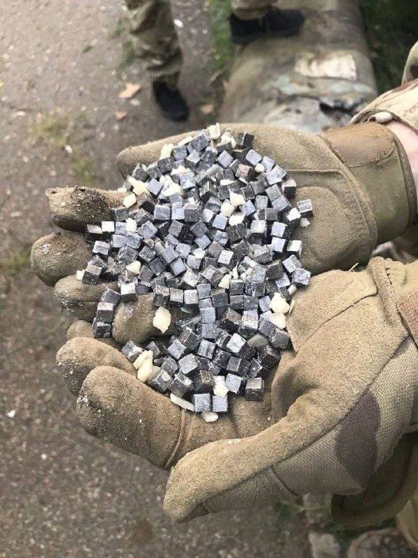 marsetac's tweet photo. I missili balistici che anche stanotte hanno colpito Kyiv erano equipaggiati con schegge metalliche. Queste schegge sono completamente inutili se lanciate contro edifici. Il loro unico scopo è quello di aumentare il numero di morti e feriti https://t.co/nhXaE4PXtl