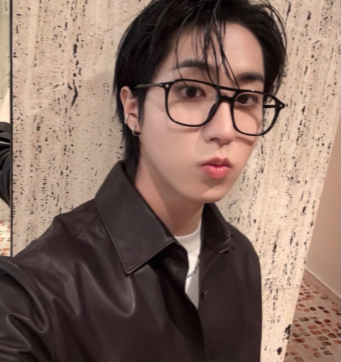 minsslick's tweet photo. 🐿️🐰 strangers to lovers

minho working overnight shifts at a local diner where the clientele is mostly made of college students or people zonked out of their minds. so to pass the time he does weird shit just to see if anyone will notice/call him out about it. and usually + https://t.co/KQAZawWpoV