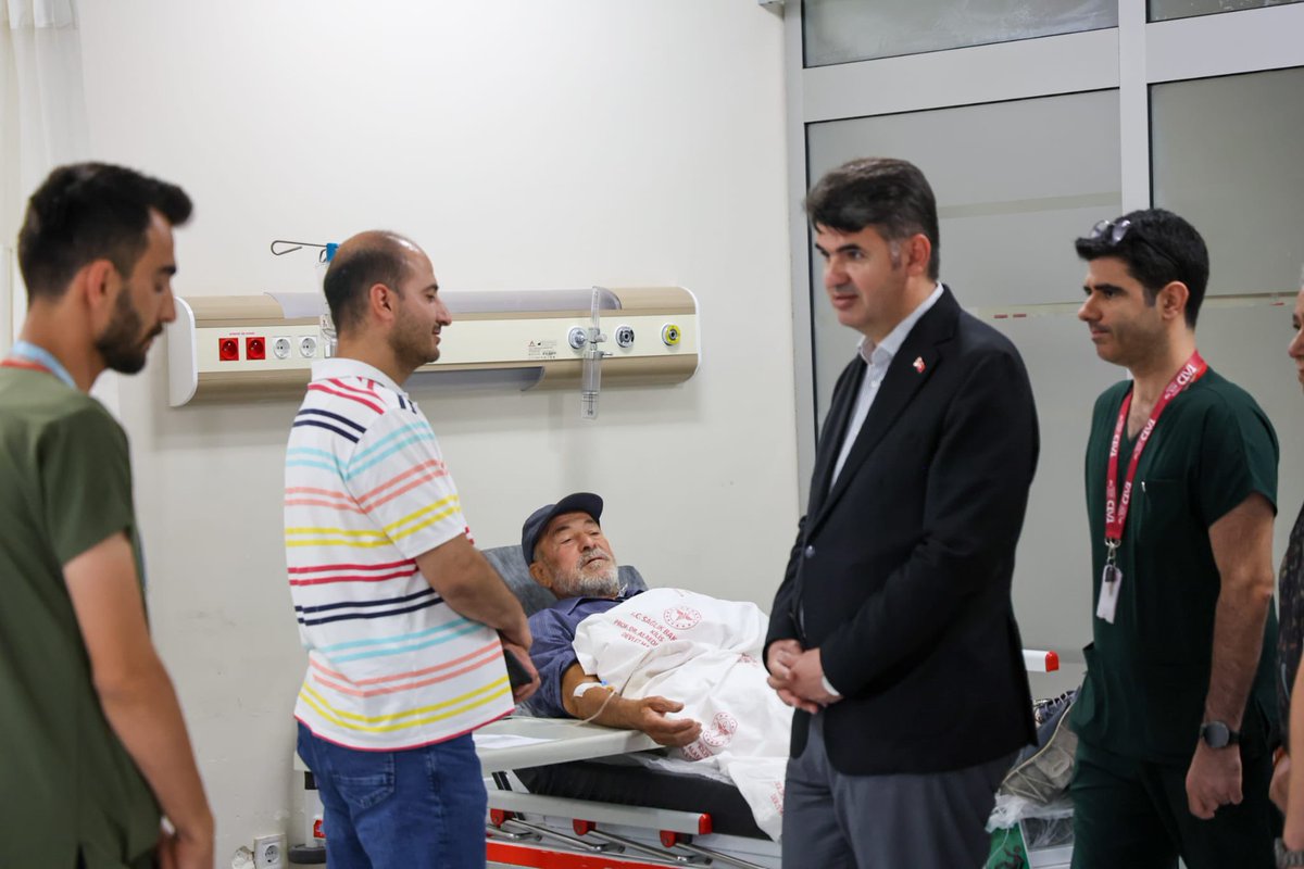 kilisvaliligi's tweet photo. 📍Prof.Dr. Alaeddin Yavaşca Devlet Hastanesi 
                                                                                                                                                      Valimiz Ömer Kalaylı, Prof. Dr. Alaeddin Yavaşca Devlet Hastanesi’ni ziyaret ederek tedavi gören vatandaşlarımızla ve hasta yakınlarıyla bir araya geldi.🥼

Hastalarla yakından ilgilenen Vali Kalaylı , geçmiş olsun dileklerini ileterek sağlık durumları hakkında bilgi aldı.                                         

Devletimizin şefkat elini her daim vatandaşlarımızın üzerinde hissettirmeye devam ediyor, tüm hastalarımıza Yüce Allah’tan şifa diliyoruz.

@KalayliOmer 
#Kilis
