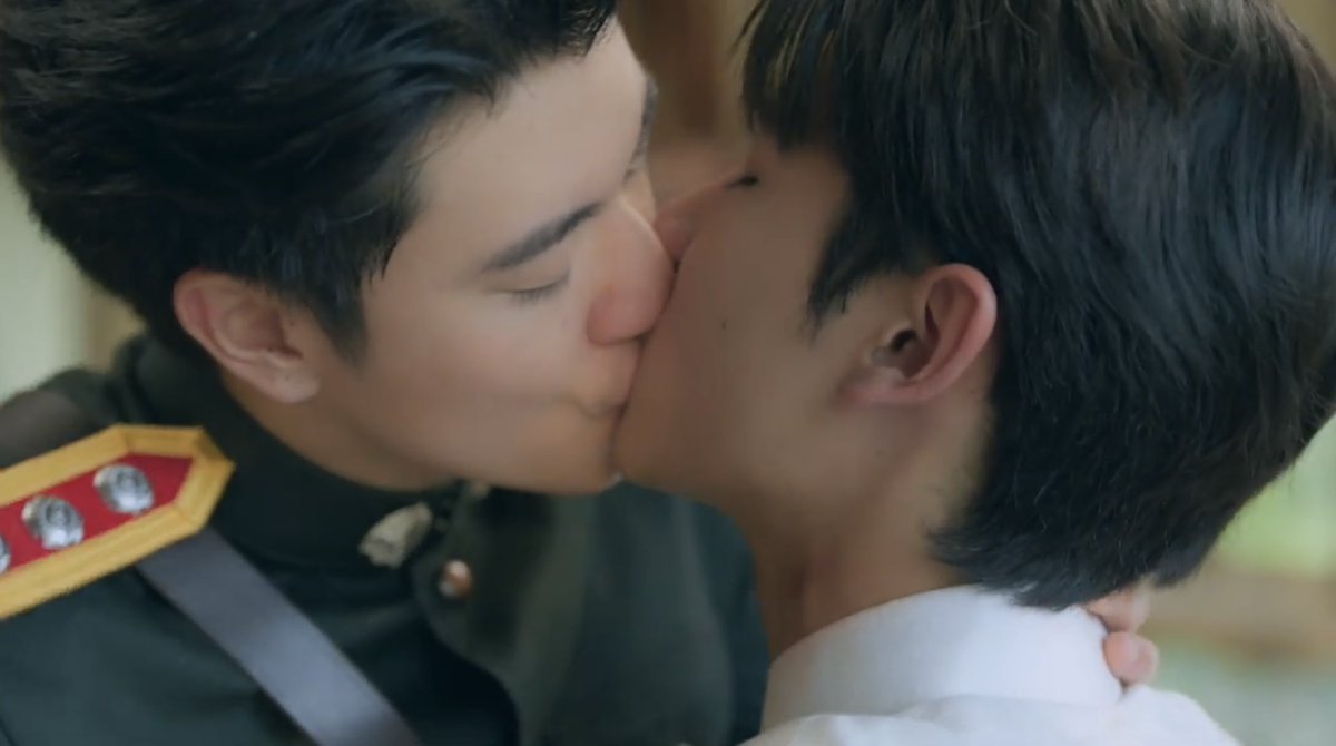 sccrushonyou's tweet photo. หมั่นไส้ว่ะ แค่เมีย(เก่า)จูบตอบ มานยิ้มกระหยิ่มชอบใจมาก ถูกใจเลยดิ ละคือรอยเก่ายังไม่หายฮีสร้างรอยใหม่อีกละ น้องทินพรุนหมดละคับนายร้อยม๋าหยั่ยเอ้ยยย

THE EDGE OF HORIZON EP4
#อรุณรุ่งEP4 https://t.co/eI2Kov0dmU