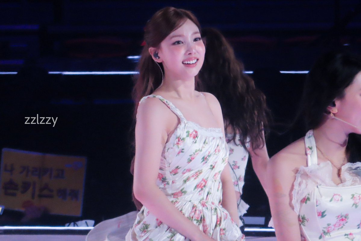 zzlzzy__'s tweet photo. 11/07 Seoul KSPO D2

👉👉🐰

#TWICE #트와이스 
#NAYEON #나연 #ナヨン #林娜琏 https://t.co/7a19Kp551Q