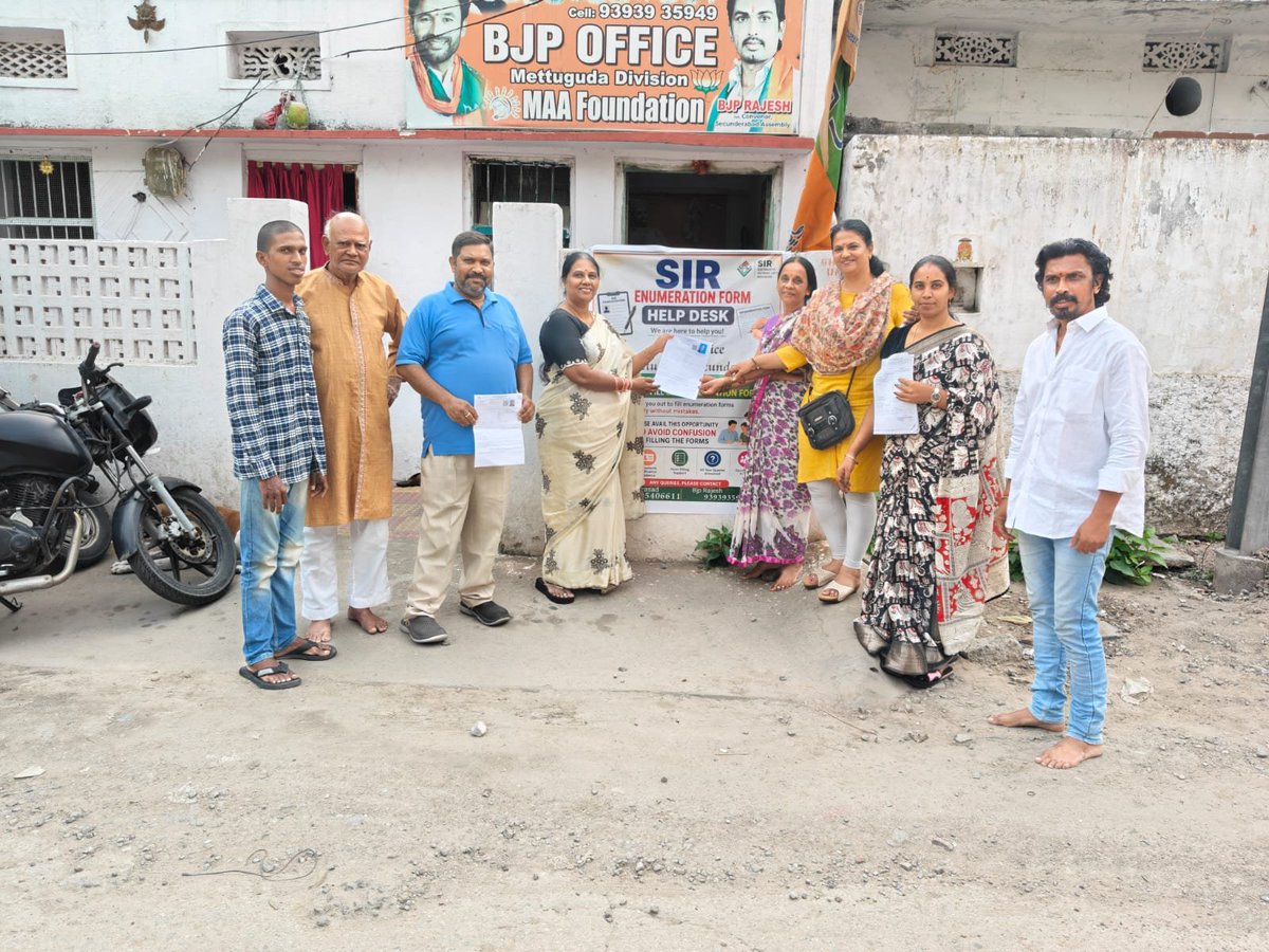Bhanumati4BJP's tweet photo. బిజెపి మెట్టుగూడ డివిజన్ సీనియర్ నాయకులు రాజేష్ నాయర్  అన్న గారి ఆధ్వర్యంలో నిర్వహించిన SIR హెల్ప్ డెస్క్ కార్యక్రమంలో పాల్గొనడం జరిగింది . 

SIR ఫామ్ నింపడంలో ప్రజలకు అవగాహన  కల్పిస్తూ ఫామ్ నింపడంలో సహాయం చేయడం జరిగింది.
#SIR 

@BJP4Telangana @kishanreddybjp @N_RamchanderRao https://t.co/J8Gh5z8XGT
