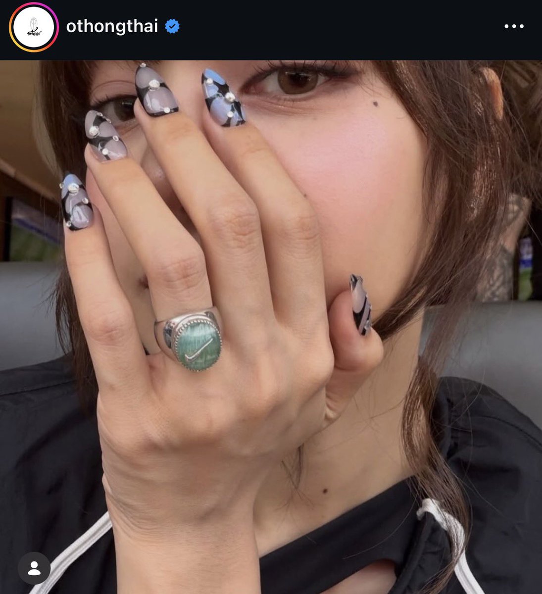 LaliceUpdates's tweet photo. othongthai IG update:

“From Bangkok to the world. 🇹🇭🌍

TOMA — Take the Game.

Seeing #LISA wearing the O Thongthai × @Nike Signet Ring is truly a dream come true.

Thank you to the Nike family for your trust, collaboration, and every opportunity along the way.

Nothing but the best.
Team Thailand. 🇹🇭🖤

Special thanks to nanist ubbyibby typhoon0705 hiryanpun beee_pdh and diannat.

Available now in 🇬🇧 🇺🇸 🇹🇭
doverstreetmarketlondon
doverstreetmarketlosangeles
oke67_oke_oke”

🔗 https://t.co/CoTbcqWEwB

@wearelloud @nikefootball 
#LISAxFIFAWorldCup
#LISAxNIKE