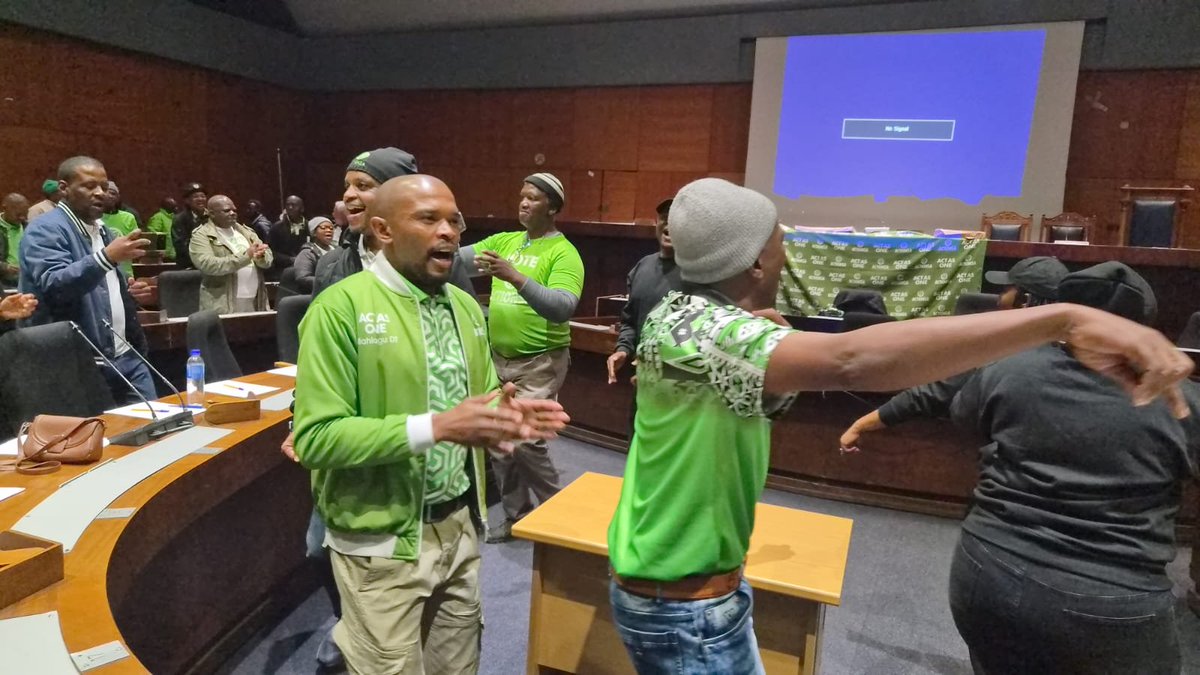 TshwaneActionsa's tweet photo. 💚 SIYABONGA LEADERSHIP 💚 

Makala a thabile. Setshaba se thabile. 
Clock-it.

#DrNasiphiMoyaForMayor #5MOREYEARS #fivemoreyears #ClockIt4DrNasiphiMoya 

🎶 Tse tsa Mashaba di thabile - o tla re Sheba o re shebe. O tla re shebela mahala... ActionSA. ActionSA. ActionSA 🎶 https://t.co/vEO2VAXbyF