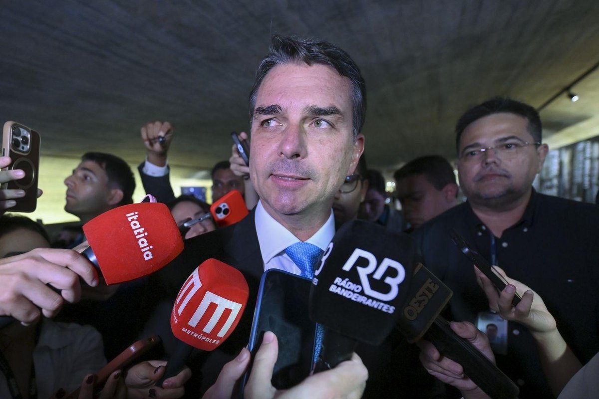 BlogdoNoblat's tweet photo. Flávio Bolsonaro segura há um mês PL que asfixia lavagem de dinheiro no setor de combustíveis. Amanhã completa um mês que o projeto de lei 1482/2019 dorme na gaveta de Flávio Bolsonaro, presidente na Comissão de Segurança Pública do Senado. O projeto, que endurece penas para o furto, roubo e receptação de combustíveis, foi avocado pelo presidente do colegiado no primeiro dia em que chegou, em 12 de junho, sem avanços desde então (O Globo)