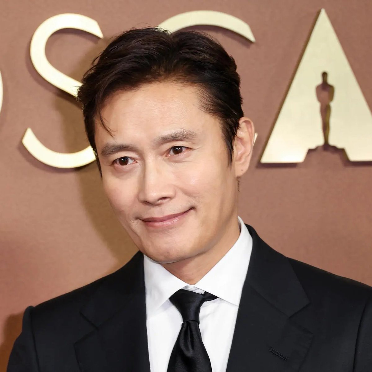 TheUKBase's tweet photo. Happy 56th Birthday to the legendary Lee Byung-hun 🎈

From Hollywood blockbusters to playing the iconic Front Man in #SquidGame, his screen presence is unmatched. 

What is his absolute BEST role? https://t.co/ksAmBxx0Dg