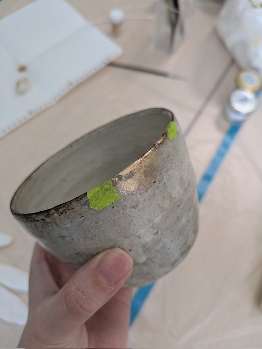 kinemo_scix's tweet photo. 7/11（土）教室の様子🌿
午前3名、午後3名、修理の受付1名で開講しました◎
午後は金蒔き（今回は洋金粉）もありました✨️修理の受付では1つドネーションもいただきました…！皆様ありがとうございました🙏

#金継ぎ 
#Kinémo
#横浜駅徒歩5分 https://t.co/ubfLge3dhi
