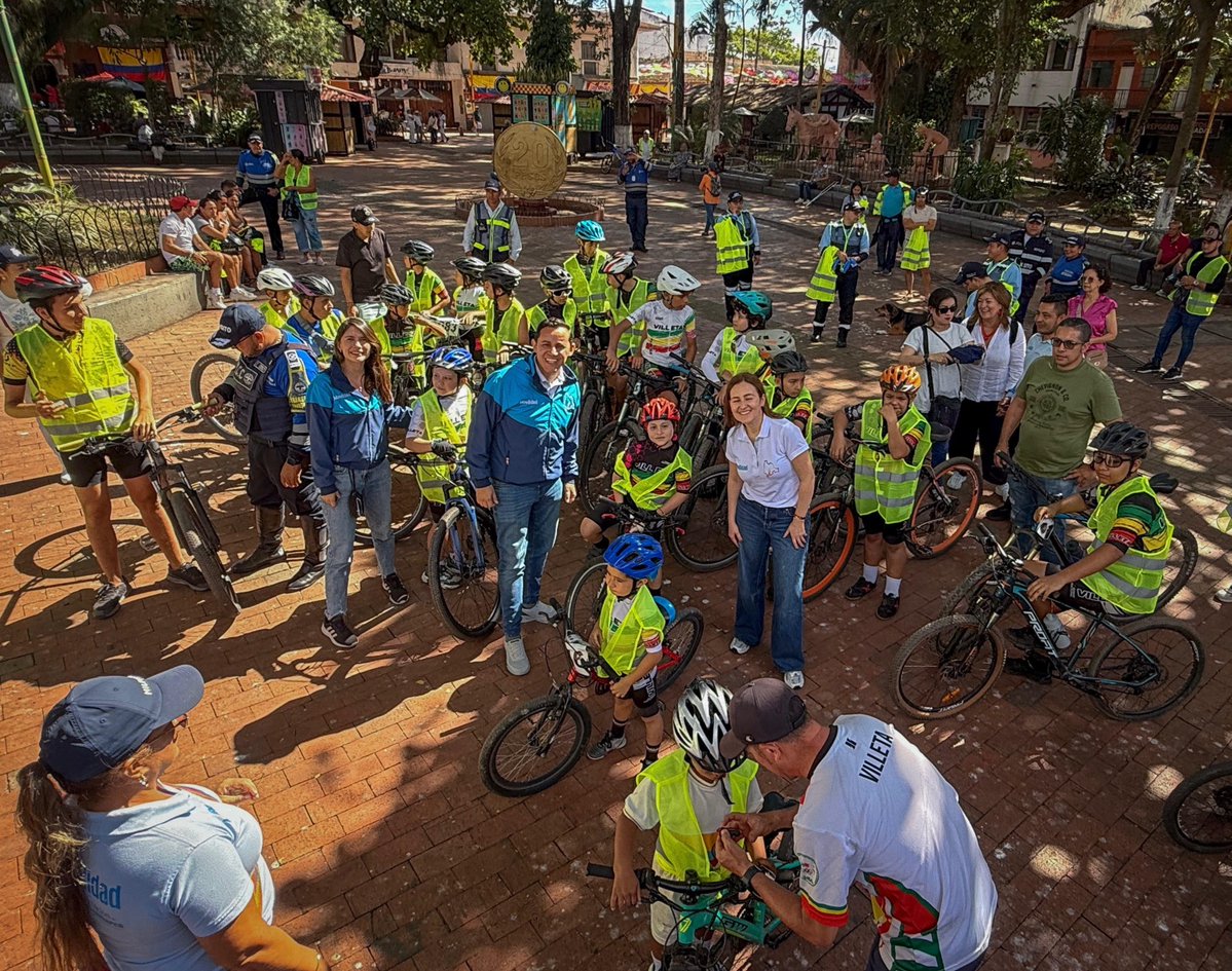 MovilidadCundi's tweet photo. 🚴‍♂️¡La #GiraRutaSegura sigue avanzando por Cundinamarca!

Esta vez llegamos a #Villeta para compartir una jornada con niños, niñas y la comunidad, donde entregamos más de 500 chalecos reflectivos para fortalecer la visibilidad de los actores viales.

Además, realizamos pedagogía a motociclistas promoviendo las buenas prácticas en la vía y el uso adecuado de los elementos de protección.