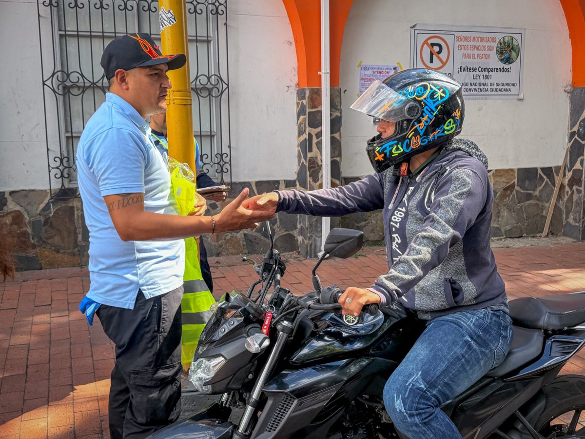 MovilidadCundi's tweet photo. 🚴‍♂️¡La #GiraRutaSegura sigue avanzando por Cundinamarca!

Esta vez llegamos a #Villeta para compartir una jornada con niños, niñas y la comunidad, donde entregamos más de 500 chalecos reflectivos para fortalecer la visibilidad de los actores viales.

Además, realizamos pedagogía a motociclistas promoviendo las buenas prácticas en la vía y el uso adecuado de los elementos de protección.