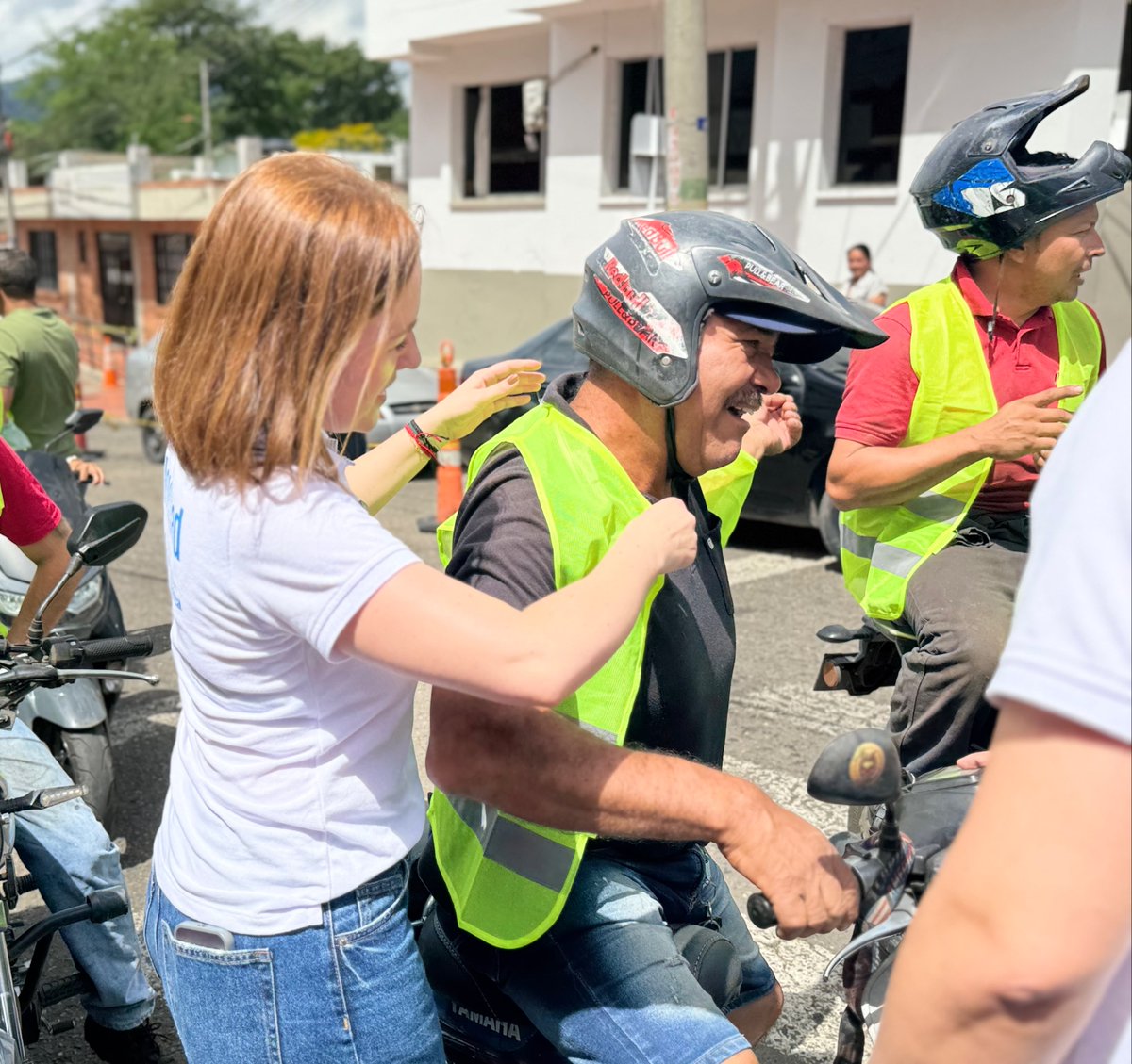 MovilidadCundi's tweet photo. 🚴‍♂️¡La #GiraRutaSegura sigue avanzando por Cundinamarca!

Esta vez llegamos a #Villeta para compartir una jornada con niños, niñas y la comunidad, donde entregamos más de 500 chalecos reflectivos para fortalecer la visibilidad de los actores viales.

Además, realizamos pedagogía a motociclistas promoviendo las buenas prácticas en la vía y el uso adecuado de los elementos de protección.