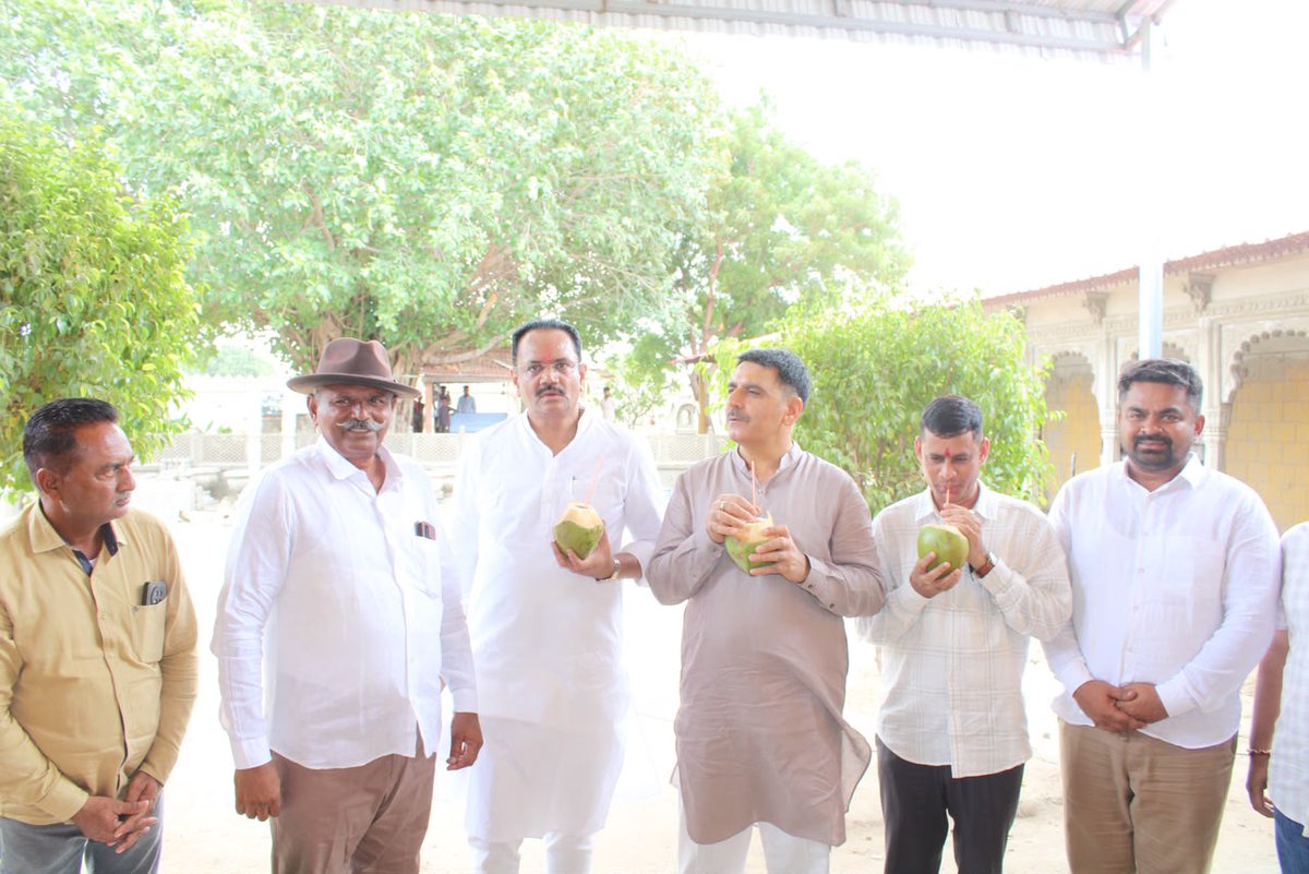 jitu_vaghani's tweet photo. આજે ગુજરાત વિધાનસભાના માનનીય અધ્યક્ષ શ્રી શંકરભાઈ ચૌધરીજી તેમજ સાથી મંત્રી શ્રી સ્વરૂપજી ઠાકોર સાથે ભારતીય જનતા પાર્ટીના સમર્પિત કાર્યકર અને સાંતલપુર તાલુકા યુવા મોરચાના મહામંત્રી શ્રી શક્તિસિંહસિંહ સોઢાની "આંબાવાડી"ની મુલાકાત દરમિયાન આંબાની આધુનિક ખેતી, ઉચ્ચ ગુણવત્તાવાળા ફળોના ઉત્પાદન, બાગાયત ક્ષેત્રે અપનાવવામાં આવતી નવીન પદ્ધતિઓ તેમજ ખેડૂતોને વધુ આવક મળે તે માટેના વિવિધ વિષયો અંગે વિસ્તૃત ચર્ચા કરવામાં આવી. સાથે જ કૃષિ અને બાગાયત ક્ષેત્રના સર્વાંગી વિકાસ માટે સરકારની યોજનાઓ અને ખેડૂતોને મળતા લાભો અંગે પણ વિચારવિમર્શ કરવામાં આવ્યો.

ખેડૂતોની મહેનત, નવીનતા અને પ્રગતિશીલ અભિગમ ગુજરાતની કૃષિને વધુ સમૃદ્ધ અને આત્મનિર્ભર બનાવવામાં મહત્વપૂર્ણ યોગદાન આપી રહ્યા છે. આવા પ્રેરણાદાયી પ્રયાસો અન્ય ખેડૂતો માટે પણ માર્ગદર્શક બની રહેશે.