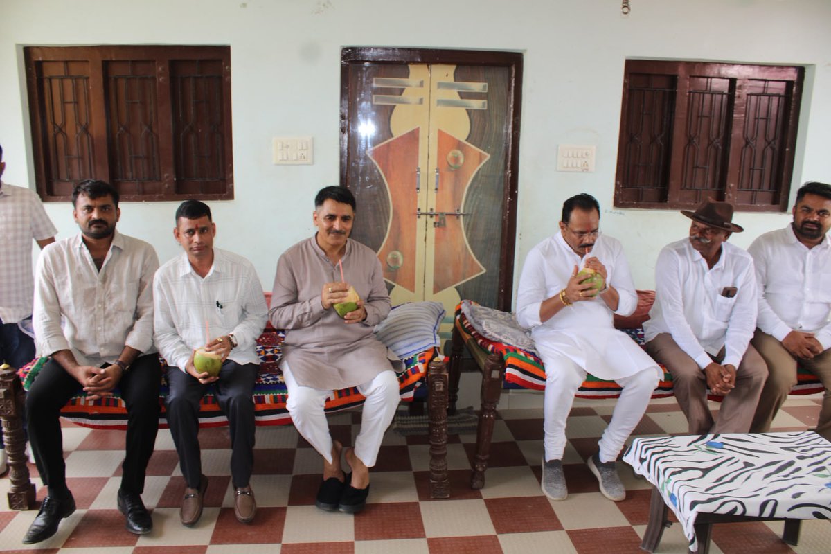 jitu_vaghani's tweet photo. આજે ગુજરાત વિધાનસભાના માનનીય અધ્યક્ષ શ્રી શંકરભાઈ ચૌધરીજી તેમજ સાથી મંત્રી શ્રી સ્વરૂપજી ઠાકોર સાથે ભારતીય જનતા પાર્ટીના સમર્પિત કાર્યકર અને સાંતલપુર તાલુકા યુવા મોરચાના મહામંત્રી શ્રી શક્તિસિંહસિંહ સોઢાની "આંબાવાડી"ની મુલાકાત દરમિયાન આંબાની આધુનિક ખેતી, ઉચ્ચ ગુણવત્તાવાળા ફળોના ઉત્પાદન, બાગાયત ક્ષેત્રે અપનાવવામાં આવતી નવીન પદ્ધતિઓ તેમજ ખેડૂતોને વધુ આવક મળે તે માટેના વિવિધ વિષયો અંગે વિસ્તૃત ચર્ચા કરવામાં આવી. સાથે જ કૃષિ અને બાગાયત ક્ષેત્રના સર્વાંગી વિકાસ માટે સરકારની યોજનાઓ અને ખેડૂતોને મળતા લાભો અંગે પણ વિચારવિમર્શ કરવામાં આવ્યો.

ખેડૂતોની મહેનત, નવીનતા અને પ્રગતિશીલ અભિગમ ગુજરાતની કૃષિને વધુ સમૃદ્ધ અને આત્મનિર્ભર બનાવવામાં મહત્વપૂર્ણ યોગદાન આપી રહ્યા છે. આવા પ્રેરણાદાયી પ્રયાસો અન્ય ખેડૂતો માટે પણ માર્ગદર્શક બની રહેશે.