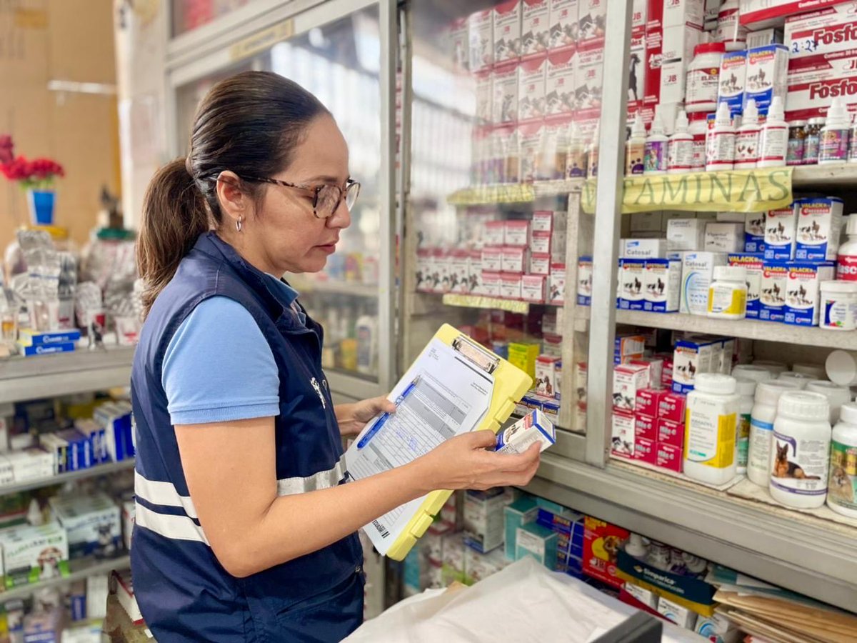 AgrocalidadEC's tweet photo. #Guayas | Realizamos controles post-registro en establecimientos de insumos pecuarios en Milagro, verificando el cumplimiento de la normativa y buenas prácticas para garantizar productos seguros y de calidad. #RegistroResponsable https://t.co/foJruxGWxp