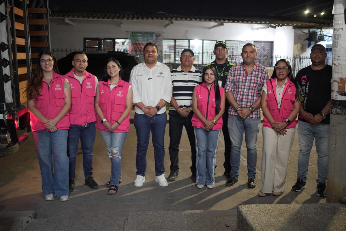 GenaroRedondoC's tweet photo. Hoy enviamos el primer cargamento de ayudas humanitarias para las familias afectadas por los terremotos en Venezuela. Gracias a cada ciudadano, empresa y organización que respondió con solidaridad al llamado de  ⁠@AlcaldiaRioh. ¡La solidaridad no conoce fronteras! 🇨🇴🤝🇻🇪 https://t.co/lvtTXnL90O