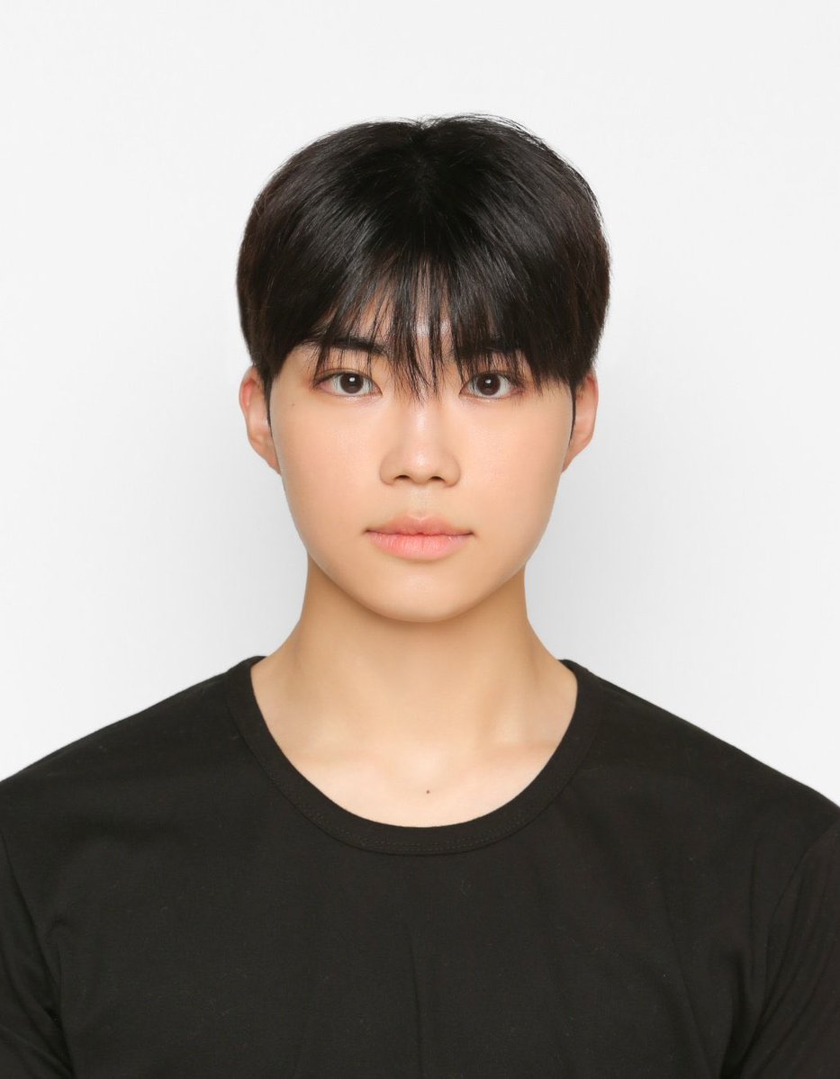 gunxhism's tweet photo. gunwook talking about his jelpi id photo 😭

🧸 my id photo... the one i took when i was 19 years old
🧸 its the one from the registration card i used to use back then
🧸 you know the face that came out on bp when they revealed me as a jelpi trainee? it looks like that
🧸 i look like a total potato right 
🧸 i actually took that in seongsudong of all places! 
🧸 back then i searched it up on the street there and took it because they said it was a good place to get it done. it was 28,000 won