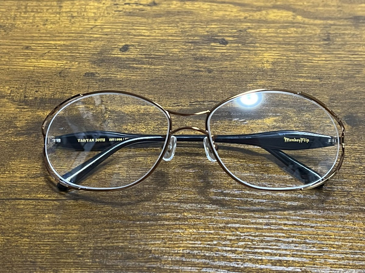 PEACE_Poety's tweet photo. 年一の楽しみ、MonkeyFlipの新作を購入👓🆕🎉

【TAO-YAN 30TH】
SP（ブロンズ × オリジナル生地）

メタルでブラウンで、顔に馴染まないはずがない‼️

ノーマルレンズか、カラーを入れるか、またしばらく楽しく悩みます😊

オマケはブラウンでした👍 https://t.co/1ih5UZ5J0l