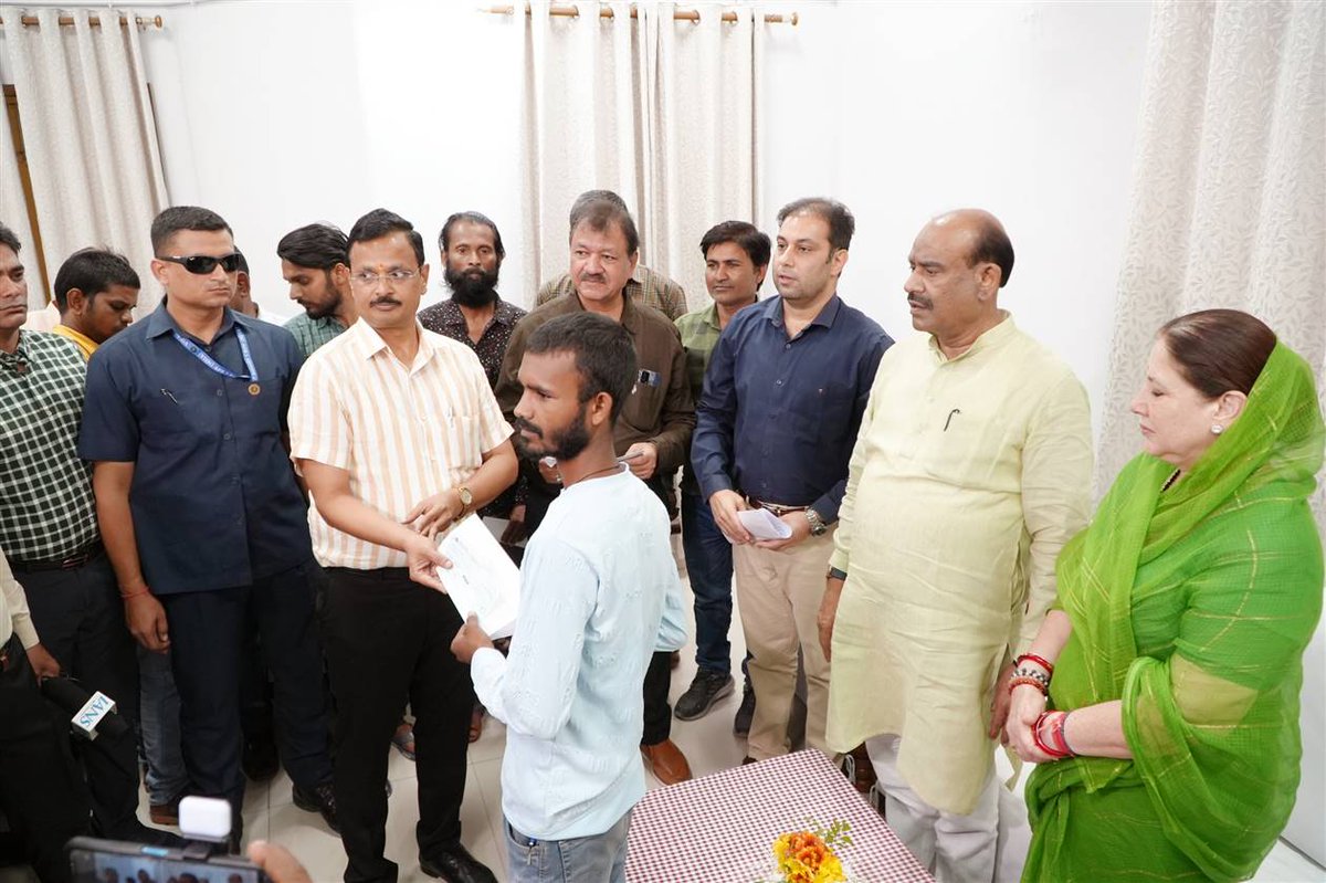 DIPRRajasthan's tweet photo. मृतक प्रसूताओं के परिवारों को मिला आर्थिक संबल
लोकसभा अध्यक्ष ने पांच परिवारों को 5-5 लाख रूपए के चेक वितरित किए
श्री बिरला की प्रेरणा से जन सहयोग से एकत्र की गई राशि
दुख की इस घड़ी में सभी परिवार वालों के साथ - श्री बिरला
https://t.co/mWKbn1V371 https://t.co/vo5tgxxtrF