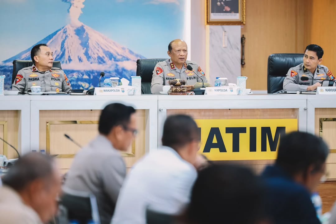 Kepung88's tweet photo. Kapolres Kediri AKBP Bramastyo Priaji, S.H., S.I.K., https://t.co/OHnwoElGyF., mengikuti Analisa dan Evaluasi (Anev) Situasi Kamtibmas Triwulan II Tahun 2026 yang dipimpin langsung Kapolda Jawa Timur, Selasa (7/7/2026). https://t.co/yQgnH7jDNB