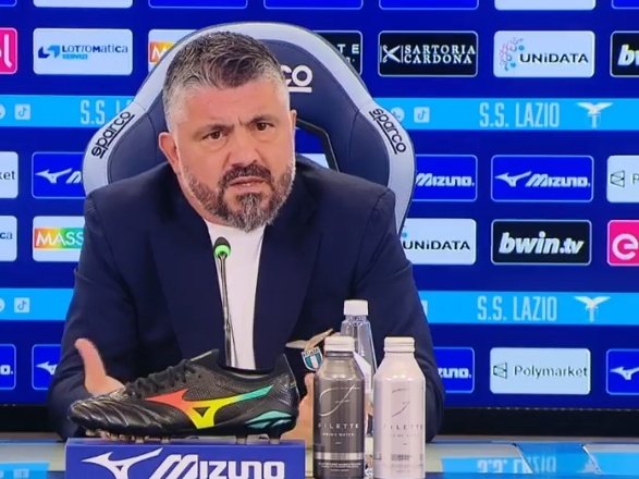 HashtagTryn's tweet photo. Gattuso: "meglio che il presidente non stia qui l'ho trovata una forma di rispetto, fare tornare i tifosi allo stadio è impossibile, noi possiamo solo che onorare la maglia"
#sslazio #seriea https://t.co/DSmnAq2cmI