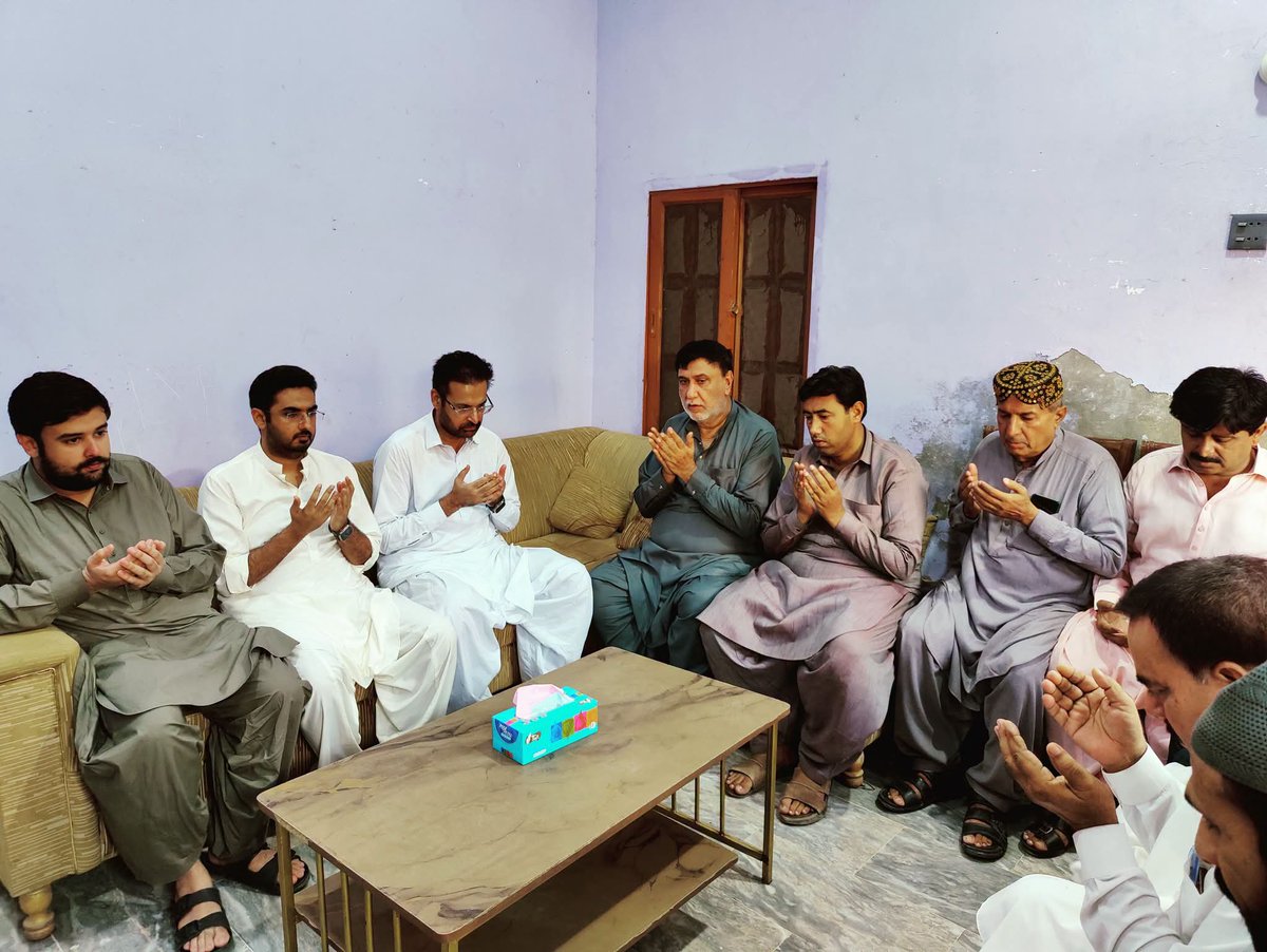 fzbhutto's tweet photo. PPP MPA @drsikandarshoro, accompanied by his friends, visited various communities in Kotri to offer heartfelt condolences to families who recently lost their loved ones.
#PPP #Kotri #PS78 https://t.co/tu4pWV4FMS