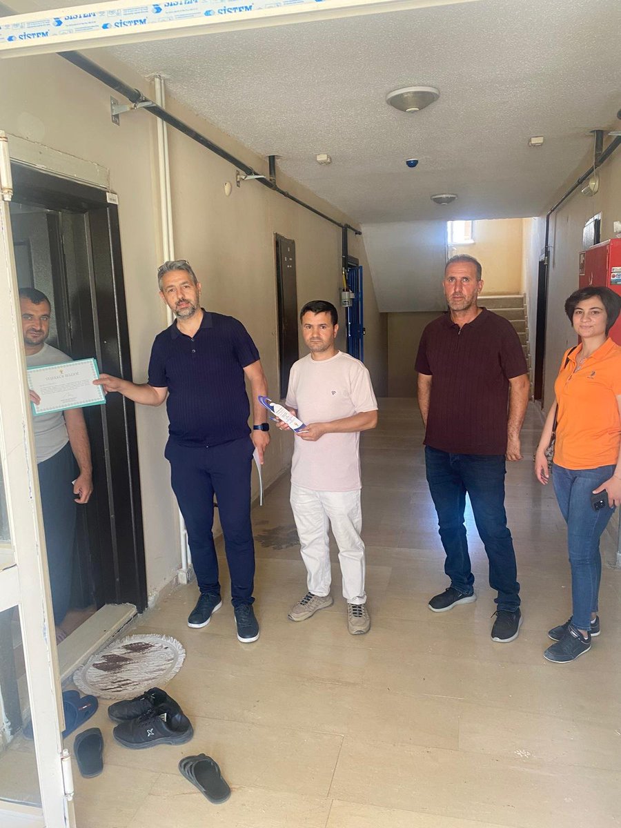 ipekyoluakkdn's tweet photo. 📍 Kevenli TOKİ 
İpekyolu İlçe Başkanımız Sayın @YavuzKusanVan, öncülüğünde; Ana Kademe, Kadın Kolları ve Gençlik Kolları teşkilatlarımızla birlikte hane üye ziyaretlerimiz ve saha çalışmalarımızı gerçekleştirdik. https://t.co/7kqRTAPac4