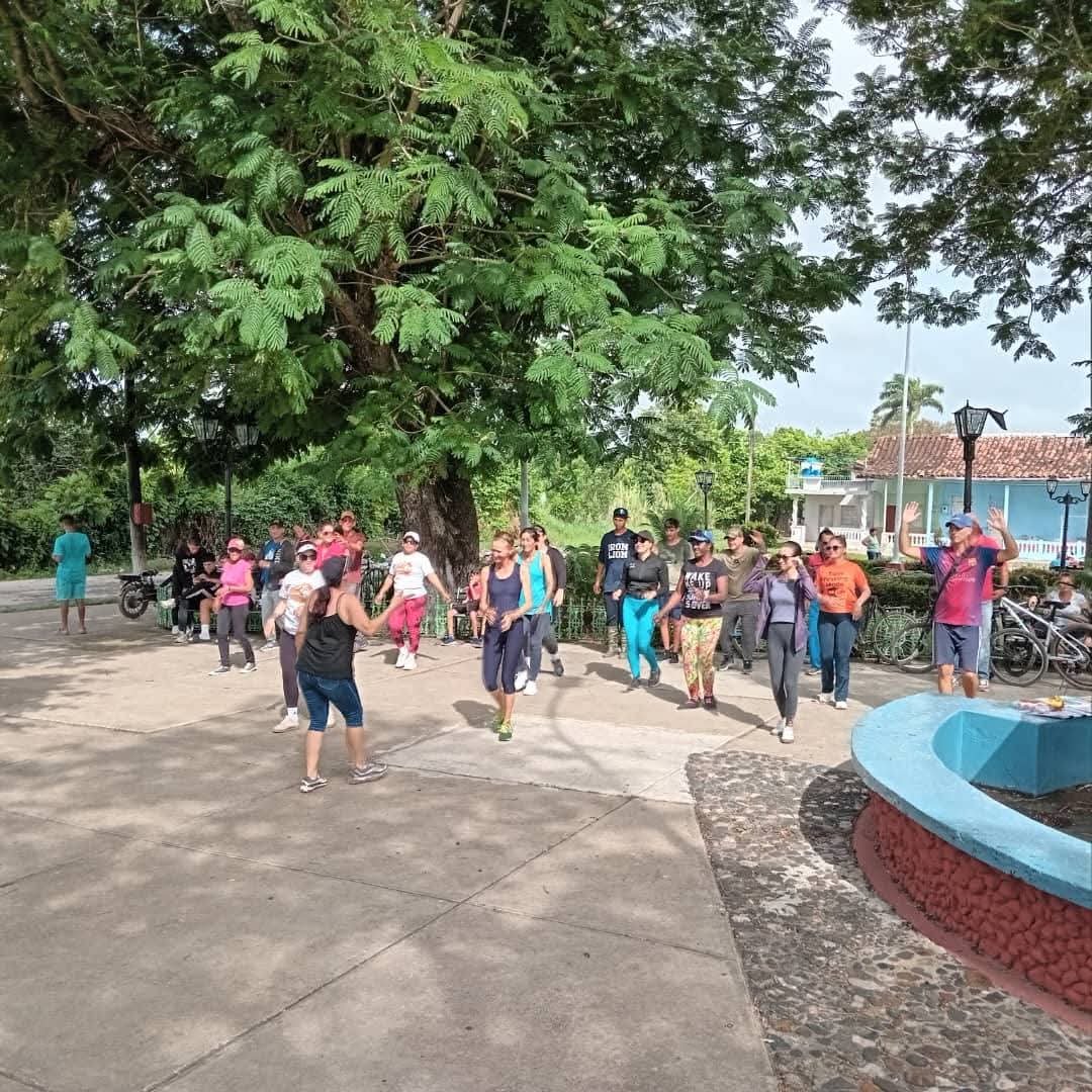 dmejatibonico's tweet photo. Como parte del #VeranoConMiGente se desarrollan  hoy actividades deportivas y recreativas en el Parque Serafín Sánchez Valdivia de #Jatibonico una bonita actividad de Sanabanda y tracción de la Soga por parte de los profesores de recreación y cultura física #EducacionJatibonico https://t.co/9UtGz9cQbt