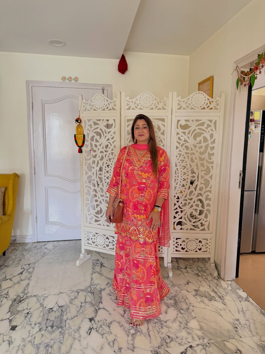 anika30sh's tweet photo. Sunshine mixed with a little tradition 🌞💗#ethnicvibes #indianoutfits #desigirl #elegant #instagood https://t.co/1Fh9pCU2Vs