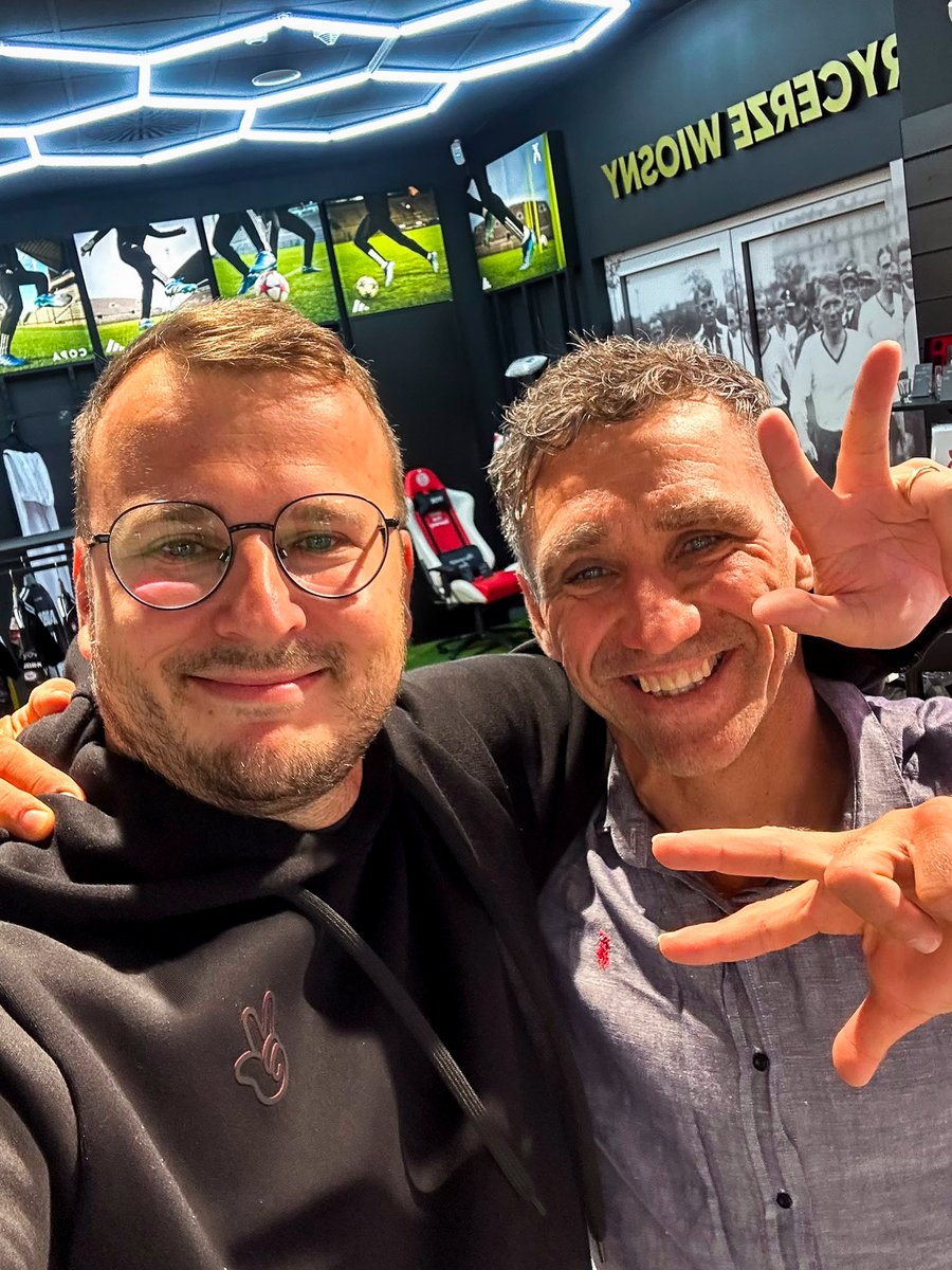 LKS_Lodz's tweet photo. Gabor Vayer w ostatniej akcji sezonu...! Kto pamięta? Kto był wtedy w Poznaniu?

Minęło już prawie 20 lat, a wielu kibiców wciąż wspomina ten moment. Gol Gabora Vayera zdobyty w końcówce meczu pomógł ŁKS-owi utrzymać się w Ekstraklasie i zapisał się w naszej pamięci.

W piątek mieliśmy ogromną przyjemność ponownie gościć Gabora w Al. Unii 2. Były wspomnienia, rozmowy i oczywiście obowiązkowa wizyta w U2 ŁKS Store, gdzie naszym gościem zajął się Piotrek Świtalski.