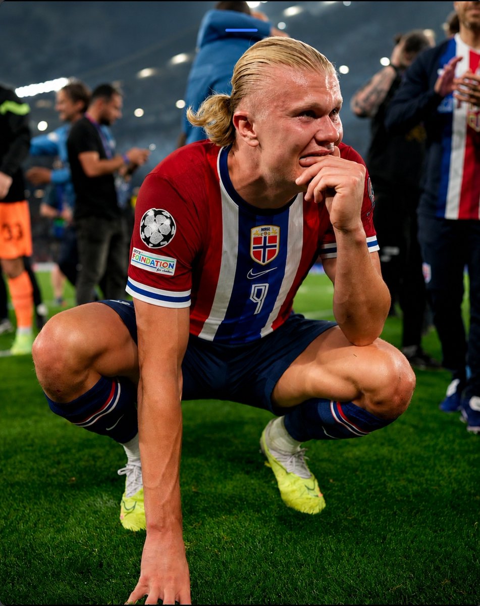 Adolf_balaguer's tweet photo. Oslo, 11 de Julio de 2026.

He decidido romper el silencio aunque me cueste la credibilidad y tal vez la seguridad 

El campeón del mundo será España🇪🇦 y hay razones de peso que me filtraron fuentes avanzada..

No espero que me crean. Yo tampoco me habría creído hace un mes.

Un amigo de la infancia en 🇨🇴 me pidió ayuda con la polla del Mundial 2026 (quiniela para los españoles) . Me la pidió en serio. Cree que yo sé de fútbol porque una vez, hace años, ganamos una juntos.

No le dije la verdad. La verdad es que me desactualicé hace 15 años. No sabría nombrarte la mitad de las selecciones hoy.

$100k COP la entrada. Éramos 53 participantes. Casi todos llenaron la planilla en el almuerzo. Yo me tomé bastante más.

El primer error fue creer que bastaba con preguntarle a una IA. Eso lo hicieron casi todos.

GPT 5.5 high hizo la primera predicción. DeepSeek ya cambiaba el horizonte. Con unos tokens de prueba, insistí con Claude Fable 5.

Ninguno resolvía el problema de sumar más puntos. No porque fueran malos. Creo que era porque la pregunta estaba mal hecha.

La mayoría hacemos el mismo planteamiento intuitivo. Se empieza por el campeón y después se acomoda el torneo para que ese equipo llegue.

Así que prohibí pensar en el campeón e intentamos dirigir.

Empezamos con Elo, el sistema de rating que se inventó para el ajedrez. Pero no con los números oficiales. Los del mercado de apuestas.

España pagaba +450. Francia +500. Argentina +1000. Porque la gente apuesta con el corazón. El dinero no.

Elo solo no alcanzó. Entró Poisson, la distribución que modela cuántos goles caen en un partido. Mejoró. No bastó.

Entró una capa Gamma encima, una mezcla Poisson-Gamma para engordar las colas, porque el fútbol mete goles raros que el Poisson puro no ve venir.

Después una compresión antiexceso: factor 0,88 para que ningún favorito pasara del 93% en 90 minutos. Nadie gana seguro.

Nueve capas en total. Localía. Altitud. Lesiones al cierre de plantillas. Compatibilidad táctica, pero solo donde había un mecanismo causal real.

Y entonces entró Monte Carlo, que en vez de calcular un partido lo juega miles de veces y cuenta qué pasa más seguido.

50.000 simulaciones por partido. 20.000 Mundiales completos, con prórrogas y penales. En Python, sobre NumPy, con semilla fija para que cualquiera pueda repetirlo y le dé igual.

En algún momento las simulaciones dejaron de cambiar el resultado. Le dije que siguiera corriéndolas igual.

A esa altura ya se había metido la altitud del Estadio Azteca a 2.240 metros, las temperaturas de los países de África y la ventaja de localía del anfitrión, noventa puntos Elo, todo para una quiniela de oficina.

Y todavía no era lo más raro. Pensé que habíamos terminado.

No.

La mitad del trabajo terminó siendo leer bien un PDF de la FIFA.

El reglamento tiene 495 formas posibles de armar los cruces. Nadie lee esa tabla. Le pedí que escribiera un programa para poder leerla.

Encontró 38 combinaciones válidas. Lo hice verificar por dos caminos distintos: fuerza bruta y el permanente de una matriz 8x8. Los dos dieron 38.

Y apareció un error. No en nuestro código. En la planilla oficial del concurso. Un número mal puesto que ahí valía 12 puntos.

Cuando estuvo listo, le pedí a otro modelo que intentara destruirlo. Auditoría adversarial, tres rondas. Que buscara todo lo que estuviera mal hecho.

Encontró cosas. Tenía razón.

En algún momento dejé de querer ganar. Solo quería saber si el método tenía razón.

Lo único claro es que parece que intentamos usar una bomba nuclear en una guerra de almohadas. Y no podía parar.

Hace un mes, el framework vaticinó tres cosas, además de clavar 26 de los 32 clasificados y 34 de 48 equipos en la posición exacta de su grupo.

Una semifinal: Francia contra España. Hoy es 11 de julio. Las otras dos están a punto de pasar.

El sistema predijo Argentina vs Inglaterra.

48 de los 53 pusieron a Francia campeona. Ninguno puso a Argentina en la final. El framework puso a Argentina en la final. Contra España.

Así va el cuadro. A México lo dio primero de su grupo antes del primer partido. A Colombia lo puso por encima de Portugal. A Mbappé lo da goleador, y hoy va puntero. Aunque no la tiene fácil.

Esta noche juega Noruega contra Inglaterra. La predicción va con Inglaterra. Por un pelo. Pero Haaland lleva 7 goles y Noruega ya eliminó a Brasil.

Se puede caer, obviamente. Pero esto lo escribo antes del partido, no después.

España tiene un 34,7% de ser campeón. Sigue siendo más probable que no gane, en la práctica.

Pero lo escrito, escrito está.