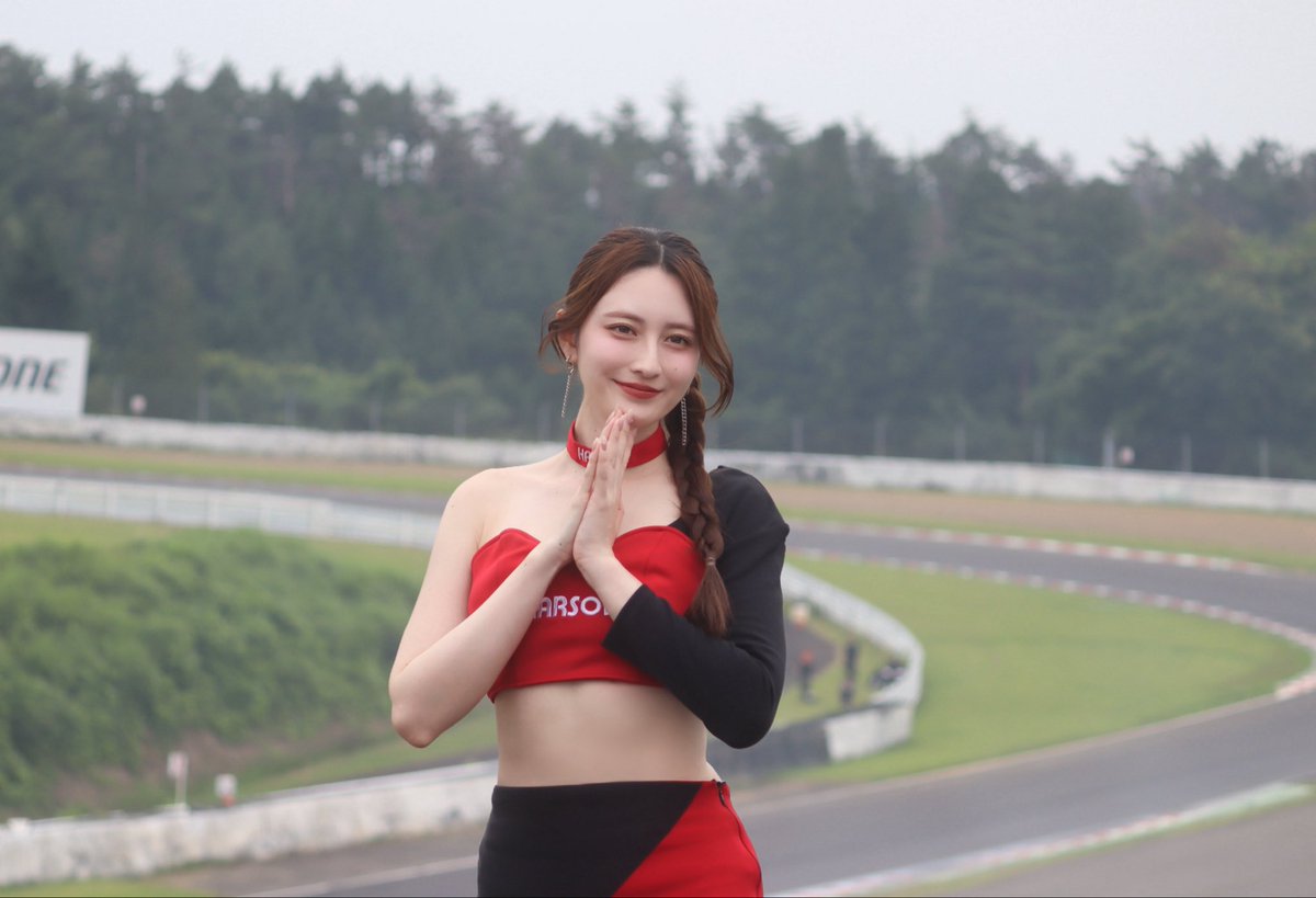 suzunamiii's tweet photo. Formula Drift Japan 1日目！

RYUMA選手がなんと！
今シーズン2度目の単走優勝🏆✨
本当におめでとうございます👏🏻👏🏻

Team ORANGE🍊
⭐️4 小橋正典選手
⭐️131 RYUMA選手
⭐️100 ミンミン選手
⭐️51 リンリン選手

予選では、４名のドライバーへの応援をありがとうございました> ̫ <！
午後は雨も降りましたが…サイン会まで無事に終わってホッ

皆様お疲れ様でした！YouTube応援もありがとう🎶明日の決勝応援も、引き続きよろしくお願いします❤️‍🔥

晴れろ〜〜〜⛅️