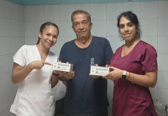 GHNordelo5's tweet photo. Los #CDRCuba y el proyecto "A Cuba hay que quererla" recibimos 10 mil bulbos de Cefazoxilina  y una importante cantidad de suturas, donativo de cubanos residentes en China, estudiantes chinos y personal de nuestra embajada en Pekín. ¡Gracias!
#Cuba #CubaNoSeRinde
#TumbaElBloqueo https://t.co/aO5AJdQVwP