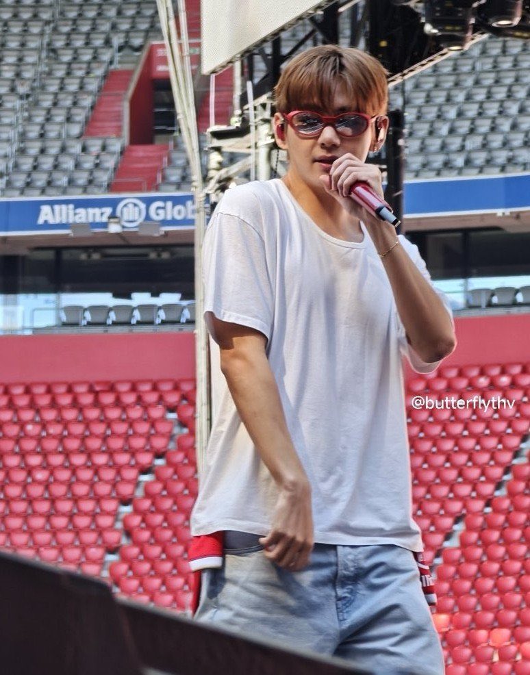 BTS___KTHV_95's tweet photo. Taehyung for sound check https://t.co/dShlektSii
