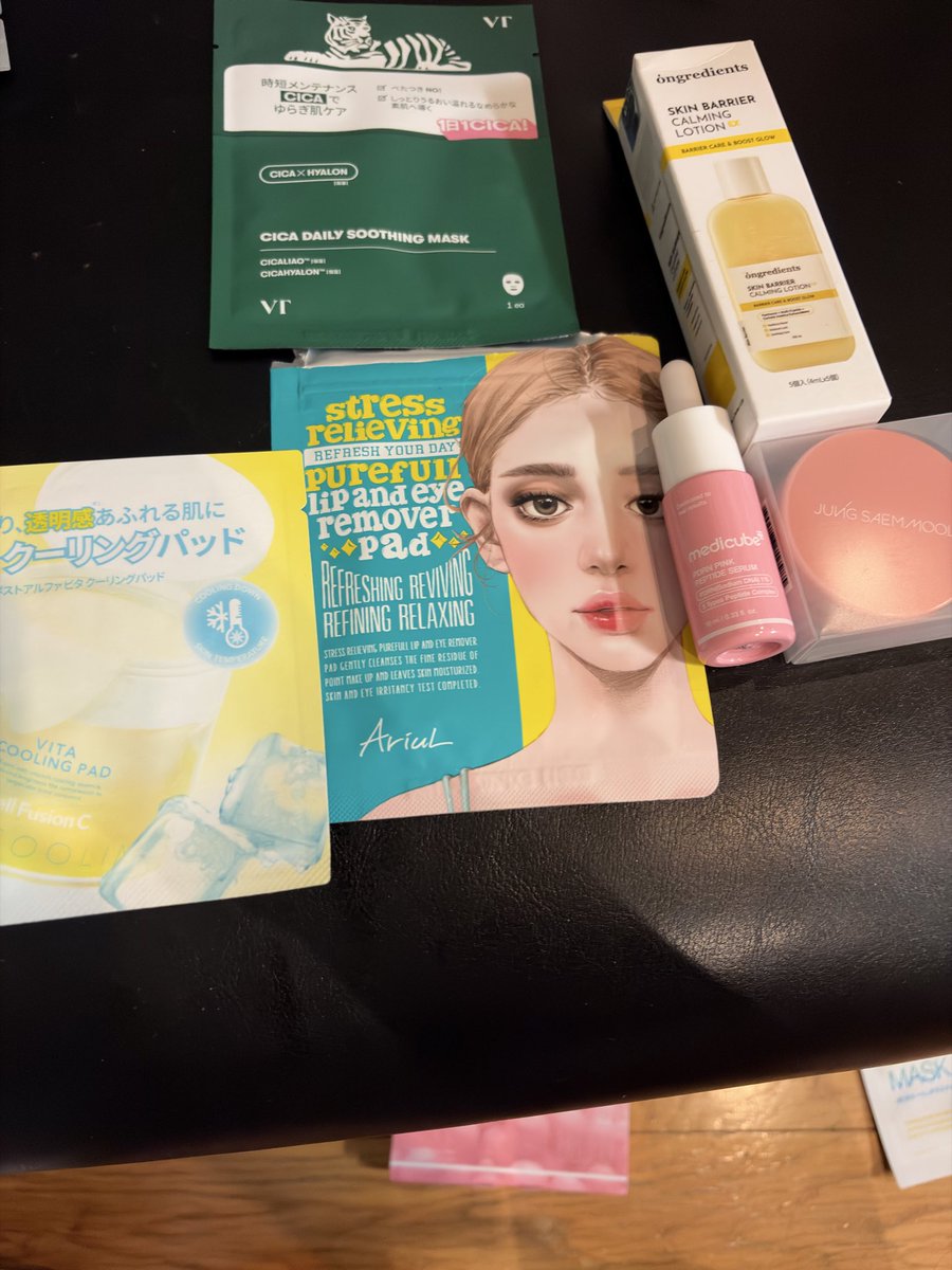 midori0104's tweet photo. Amazon k-beauty の感想続き。
明日行かれる方は、階段を下りやすい格好がおすすめ。(下りのエスカレーター使えない)
写真の右→はブースで貰ったものとスタンプラリーのギフト。(VTさんはインスタストーリー見て)
左←の写真はざっと使ってみて良かったアイテム。オングリディエンツ凄い。 https://t.co/qsMEDCPlHy