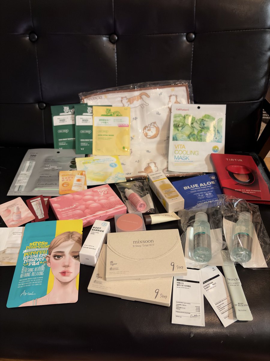 midori0104's tweet photo. Amazon k-beauty の感想続き。
明日行かれる方は、階段を下りやすい格好がおすすめ。(下りのエスカレーター使えない)
写真の右→はブースで貰ったものとスタンプラリーのギフト。(VTさんはインスタストーリー見て)
左←の写真はざっと使ってみて良かったアイテム。オングリディエンツ凄い。 https://t.co/qsMEDCPlHy