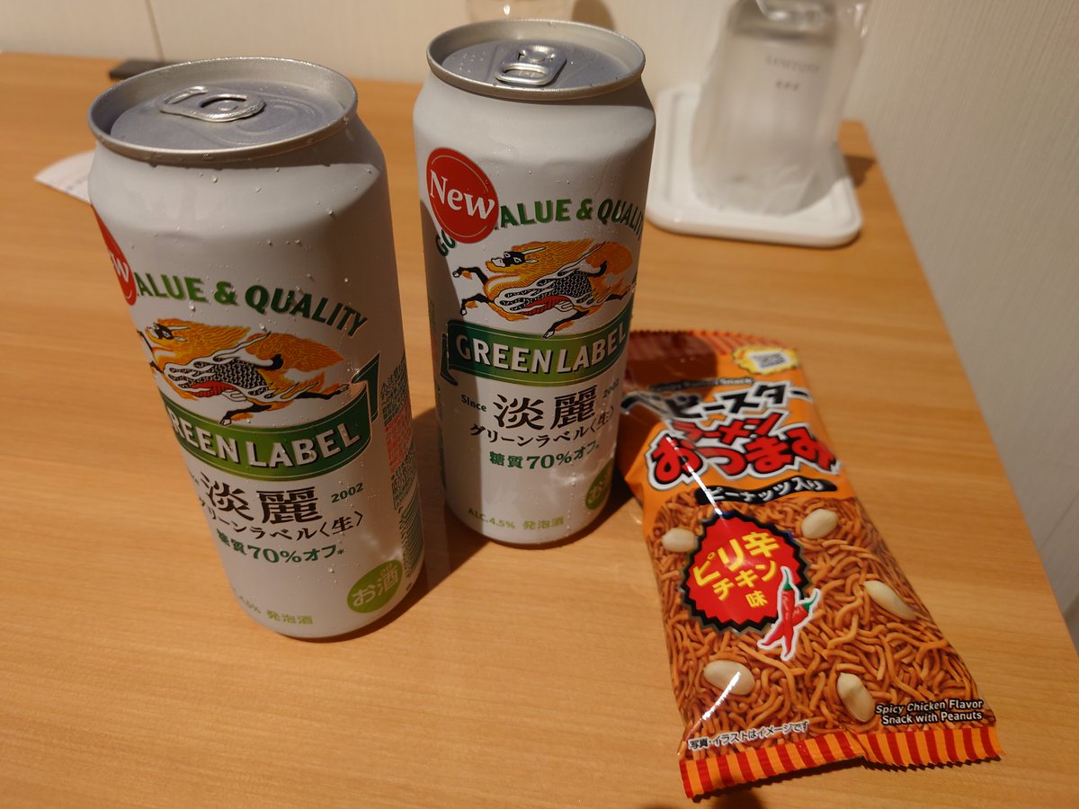 osba17's tweet photo. なのでご褒美にラーメンとコンビニスイーツを決めるぞ☆ https://t.co/MmP9HNlNeh