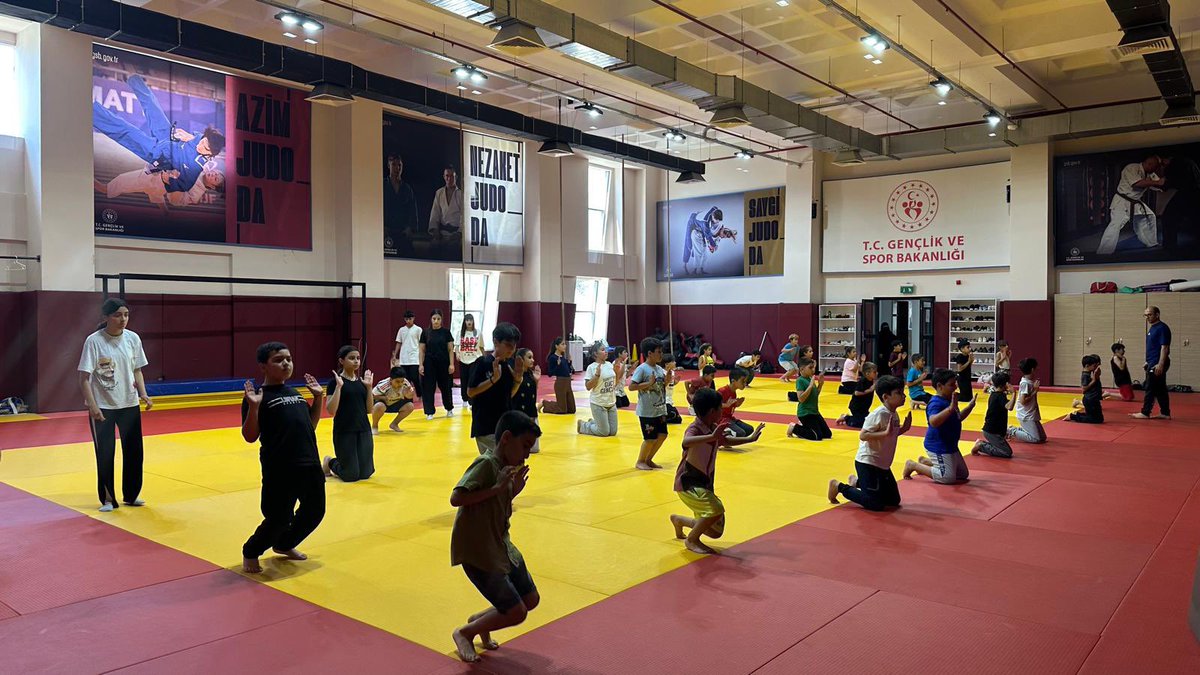 GSB_Van's tweet photo. Şampiyonluk yolundayız!🥋

Yeni kuşaklar, yeni hedefler! Bu yoğun tempoda #GSBSporOkulları kapsamında antrenörümüz gözetimindeki Judo çalışmalarımız haftasonu da aralıksız devam ediyor.

Zorlandığımız anlar aslında en çok geliştiğimiz anlardır.

📍Tuşba | Çok Amaçlı Spor Salonu https://t.co/T79C25EezK