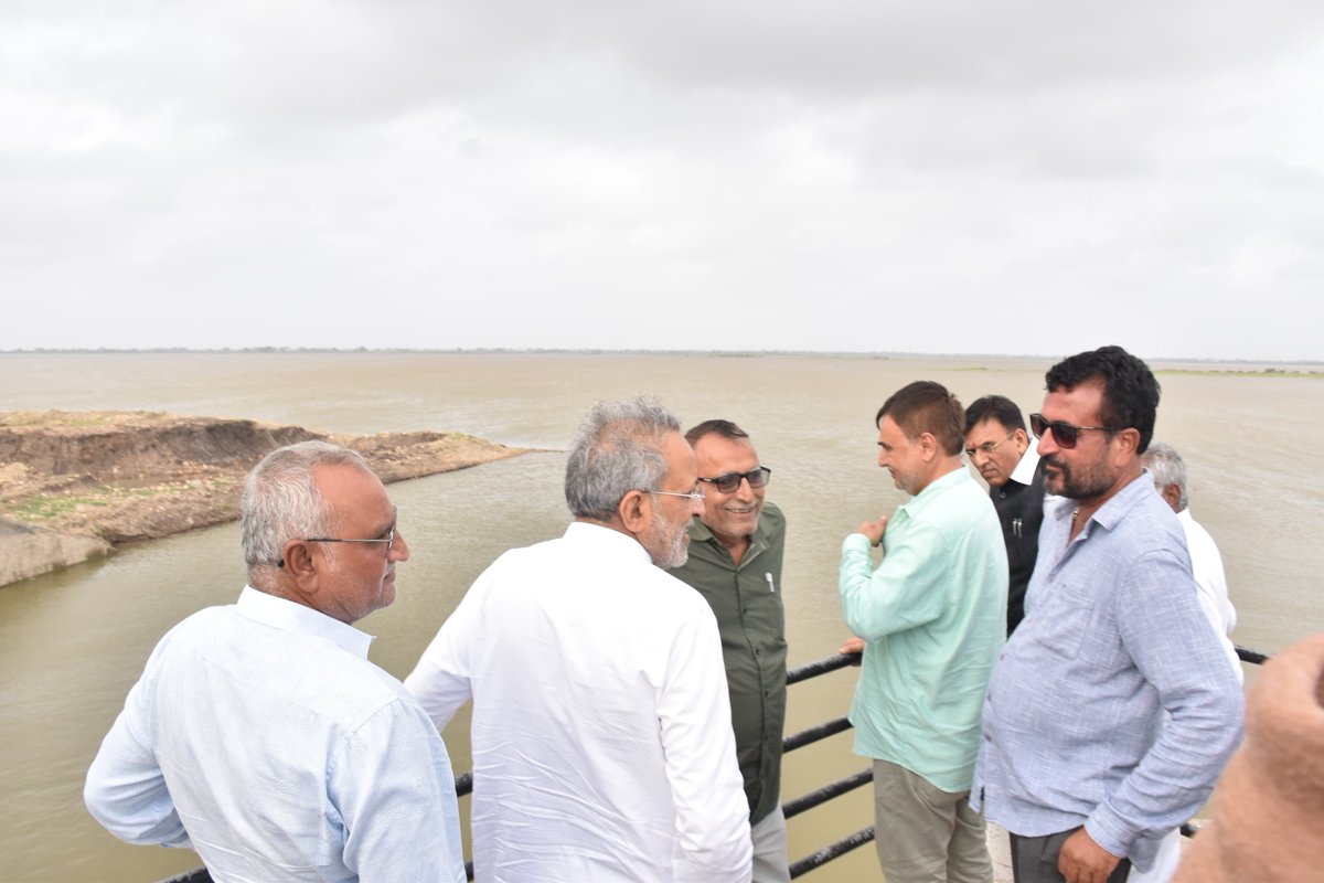 arjunmodhwadia's tweet photo. માનનીય કેન્દ્રીય શ્રમ અને રોજગાર તેમજ યુવા બાબતો અને રમતગમત મંત્રીશ્રી અને પોરબંદરના લોકપ્રિય સાંસદ ડૉ. મનસુખભાઈ માંડવિયા જી સાથે અમીપુર ડેમની મુલાકાત લીધી. 

આ મુલાકાત દરમિયાન ડેમની વર્તમાન સ્થિતિ, જળસંગ્રહ ક્ષમતા, સિંચાઈ વ્યવસ્થાની અસરકારકતા તેમજ આસપાસના વિસ્તારોના લોકોને મળતા લાભોની વિસ્તૃત સમીક્ષા કરવામાં આવી.

#porbandar