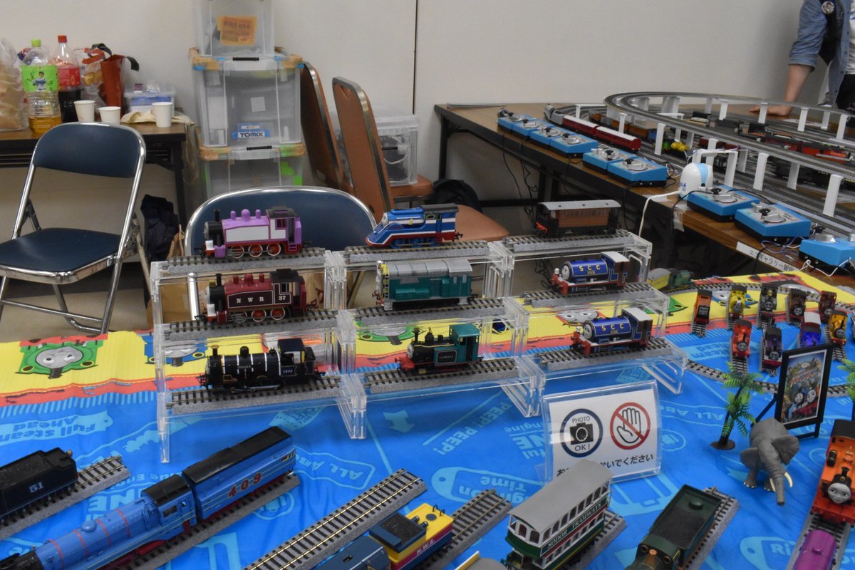 kh2hat's tweet photo. 展示車両や情景も工夫されていてとても面白かったです！！！

歴代映画ポスターシールのこんな活用法参考になりました！

#きかんしゃトーマス
#鉄道模型 https://t.co/rNJTGPTxoa