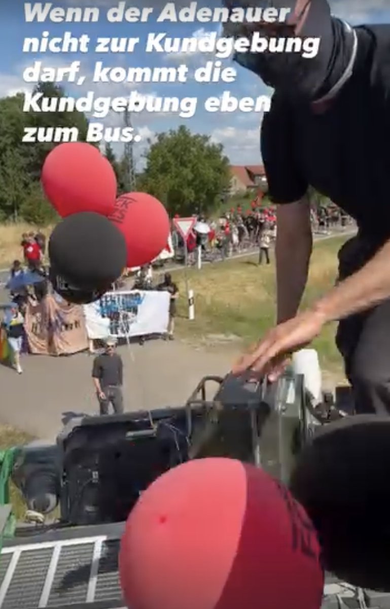politicalbeauty's tweet photo. Starkes Zeichen: Die Demonstration zieht jetzt aus Solidarität zum Adenauer SRP+. Danke an alle, die sich nicht einschüchtern lassen! https://t.co/AZeYQuyyKy
