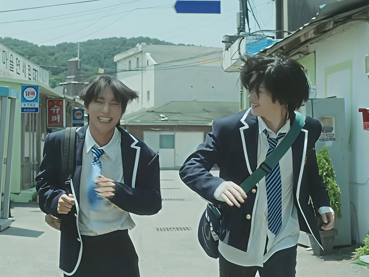 sninajane's tweet photo. WHAT DO YOU MEAN THEY ARE SHARING EARPHONES AND RUNNING TOGETHER SO HAPPILY

AAAAA DONT TOUCH ME 😭❤️🤍 https://t.co/p86zf523wg