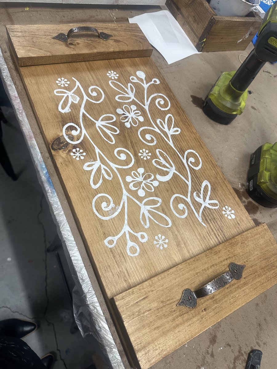 Leesevee's tweet photo. When I spend time with others especially doing an activity it soothes and restores my soul. This fun board project was super fun last night! #widowhood https://t.co/qFqLGOxSMj