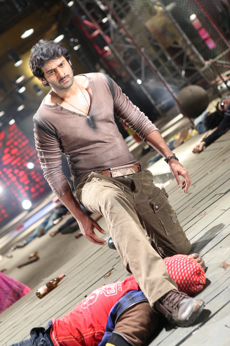 PrabhasNetwork_'s tweet photo. Eyes filled with Intensity. Presence filled with Power. Every Frame filled with Mass 🔥

The Pre Interval Fight from #Rebel remains one of #Prabhas Most Electrifying Moments On Screen 🥵❤️‍🔥

These HD UnSeen Pictures are a reminder of that unmatched Aura 👑❤️‍🔥 https://t.co/JT1yQGODCt