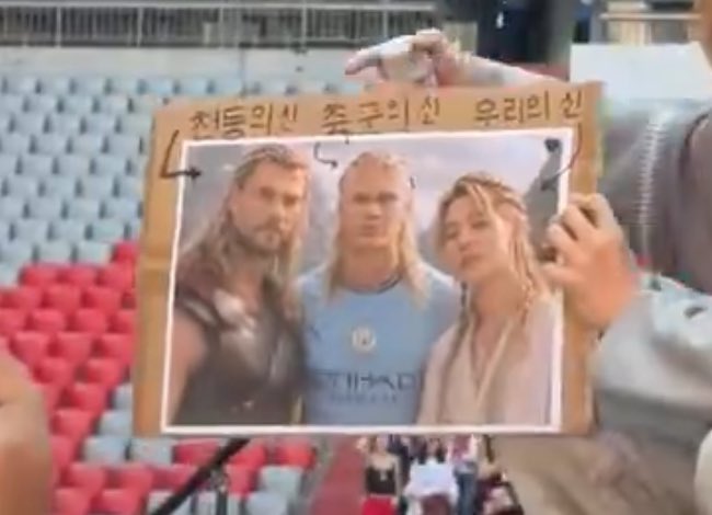 cocojm_0t7's tweet photo. help the translation of that text 😭?? This is so cooool omg jimin LOVED it. 

천둥의 신 (pointing to Thor): "God of Thunder"
 축구의 신 (pointing to Erling Haaland): "God of Football" 
 우리의 신 (pointing to Jimin): "Our God" https://t.co/gvq1lEMOKS