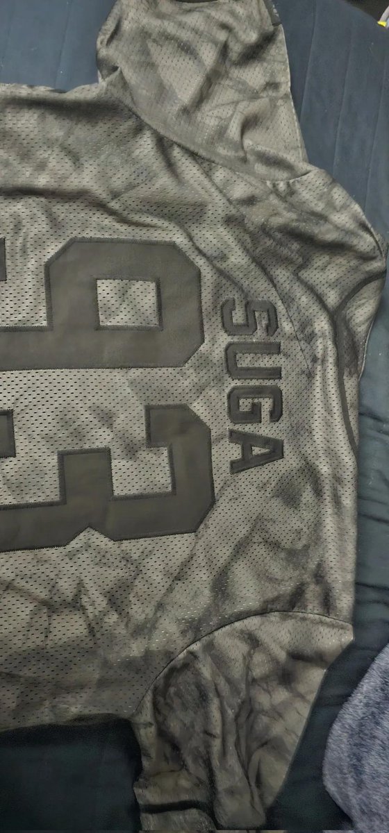SarahSophi_a's tweet photo. Hello ARMY 💙
I’m reselling some of  extra BTS merch because four of my friends ended up changing their minds
💣 Army bomb 
👕 Tees 
🧢 Cap 
👒 CK
👕 Suga&amp;□ Jungkook Jersey 
☁️ BTS Hoodie 
If you’re not local, I can ship it out TODAY 📦#Bts #Jungook #SUGA_ARIRANGTOUR #armybomb https://t.co/ZjDaecuwSR