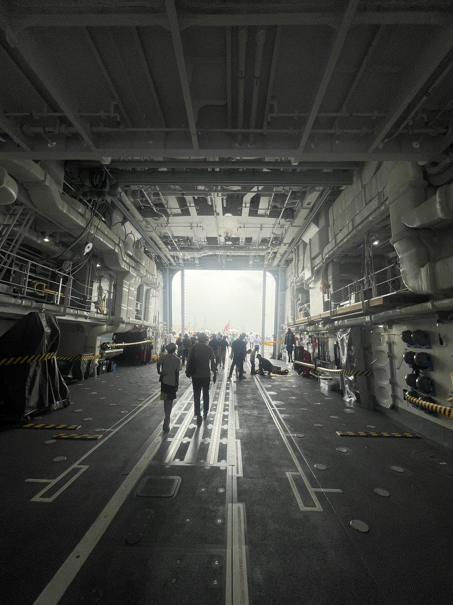 ralph7036's tweet photo. 去年の護衛艦ひゅうがを見逃したから今年はリベンジ⚓️
5月就航新鋭護衛艦なとりだけと聞いてたけど、来てみたらむらさめも😳
すごい迫力！だけど、これが活躍しない平和を願いたい。 https://t.co/fsdzhgyZQX