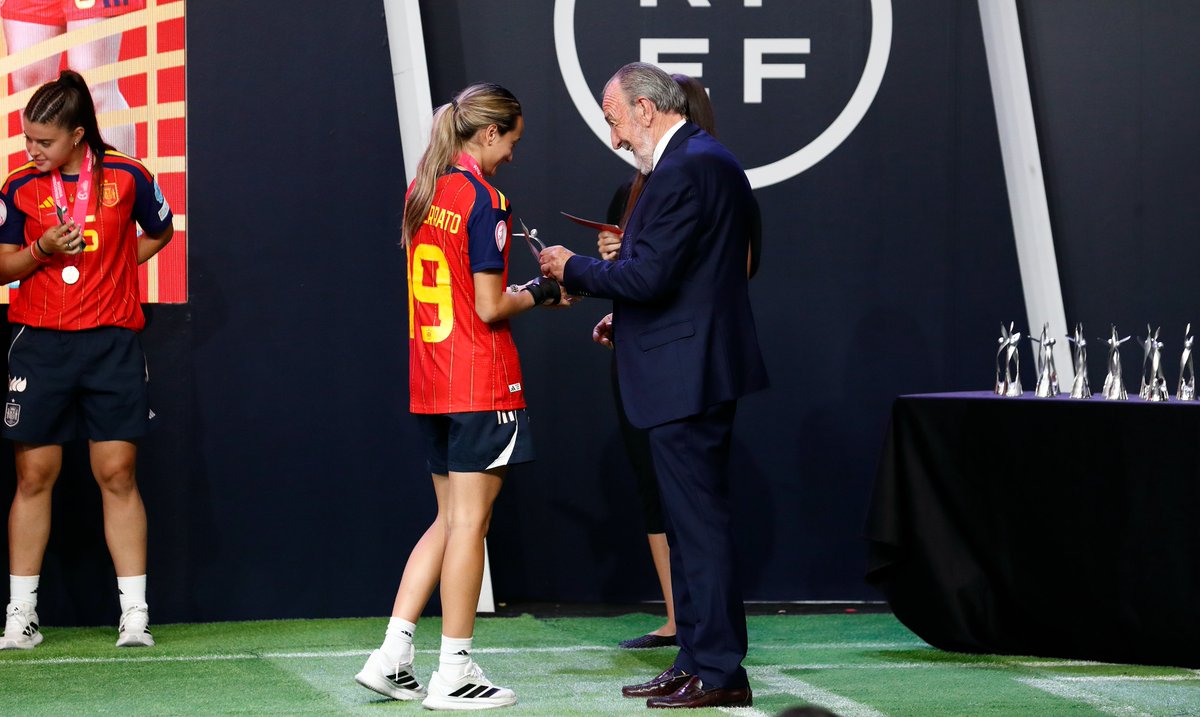 rfef's tweet photo. 🥰 La Ciudad del Fútbol recibe a las campeonas de Europa #SUB19.

ℹ️ Toda la información > https://t.co/Md4HwMqUiI

#NuestraBase https://t.co/MplrSccVi9